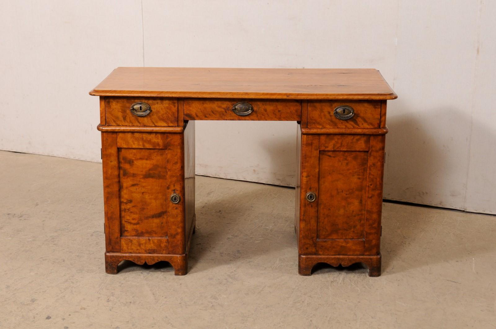 Schwedischer breiter, gebogener Birkenholzsockel-Schreibtisch, um 1820-1840 (Europäisch) im Angebot