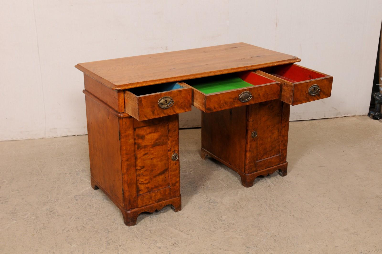 Schwedischer breiter, gebogener Birkenholzsockel-Schreibtisch, um 1820-1840 im Zustand „Gut“ im Angebot in Atlanta, GA