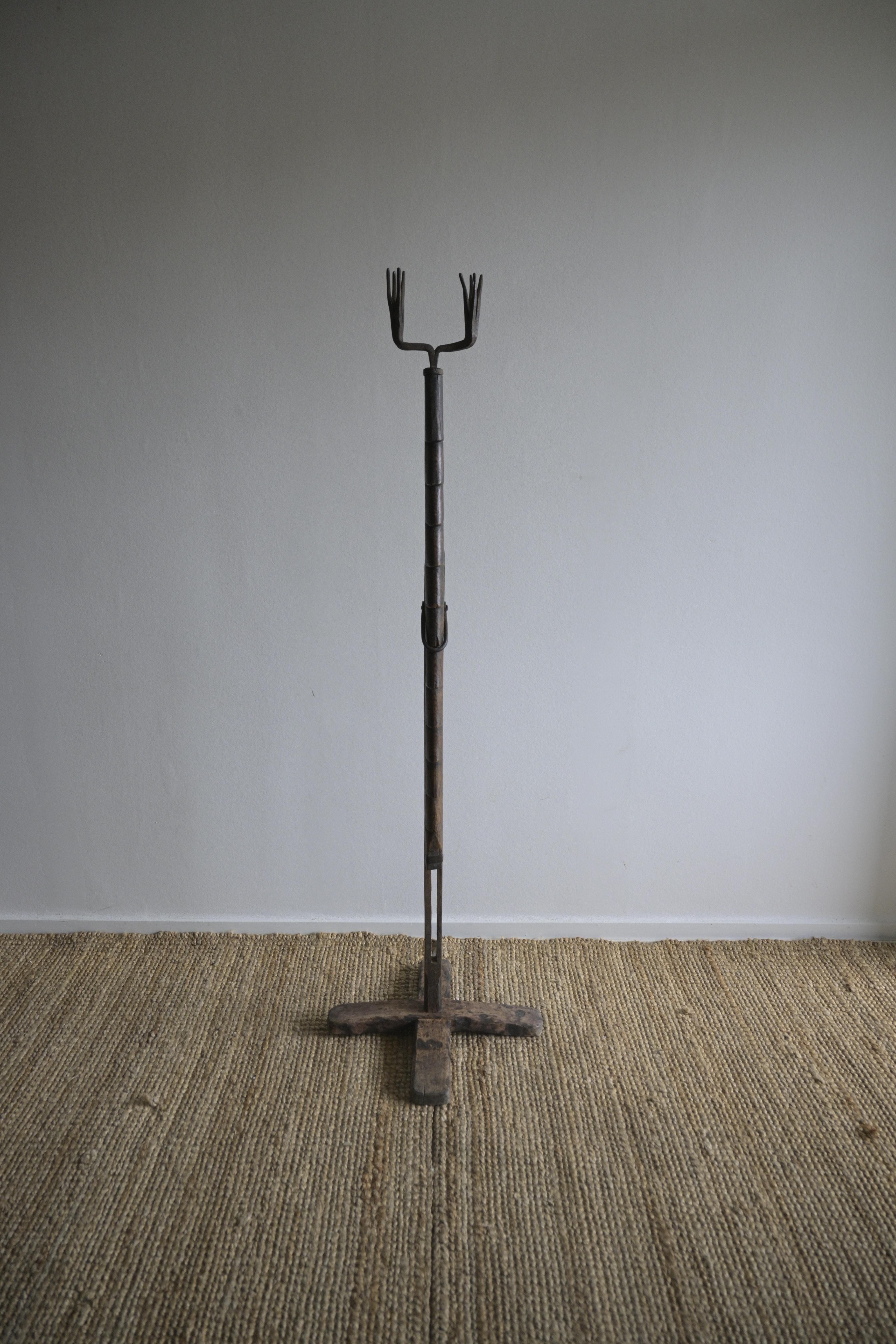 Swedish adjustable Floor Candlestick holder 'Lyskärring', circa 1780-1830 For Sale 6