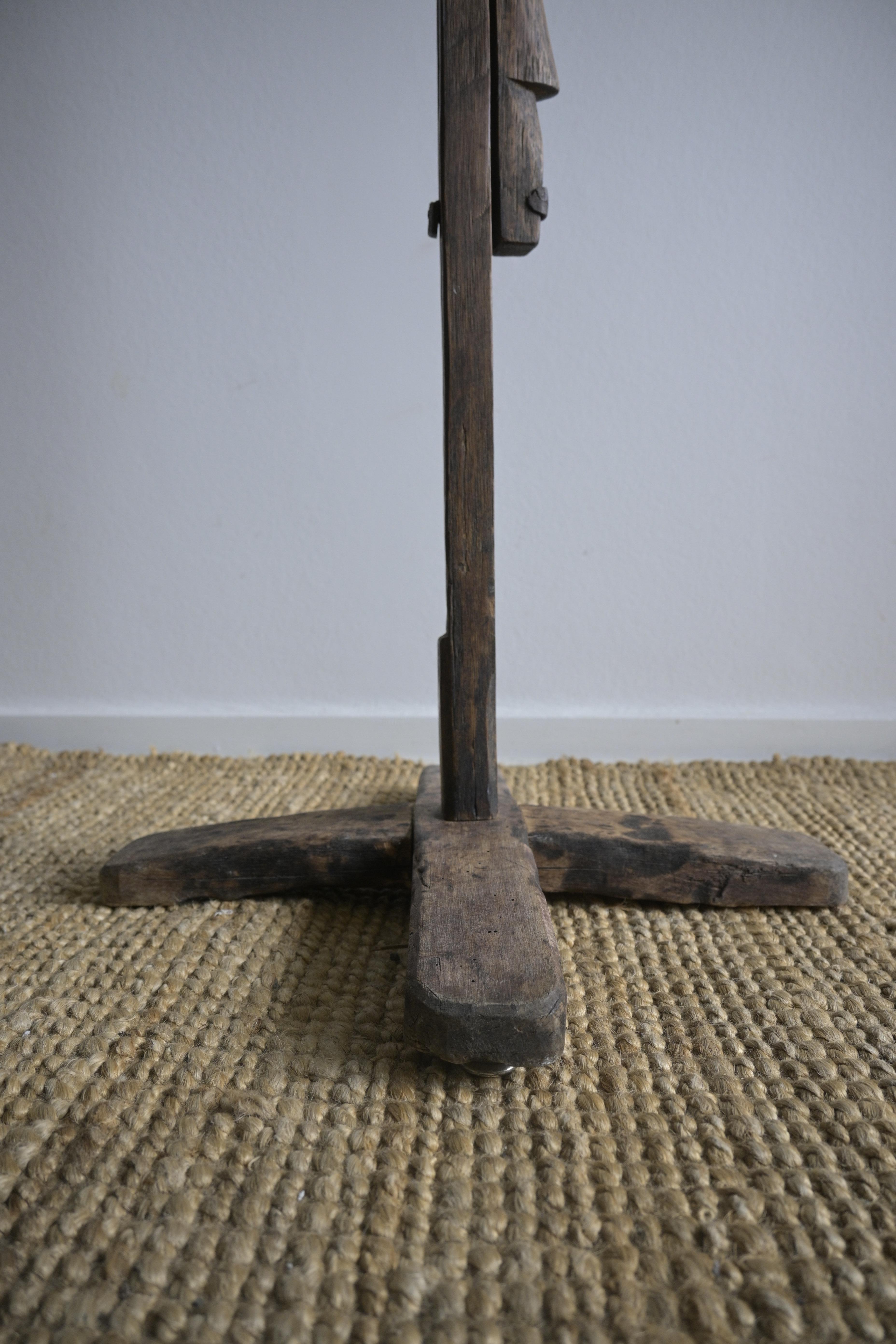 Swedish adjustable Floor Candlestick holder 'Lyskärring', circa 1780-1830 For Sale 10