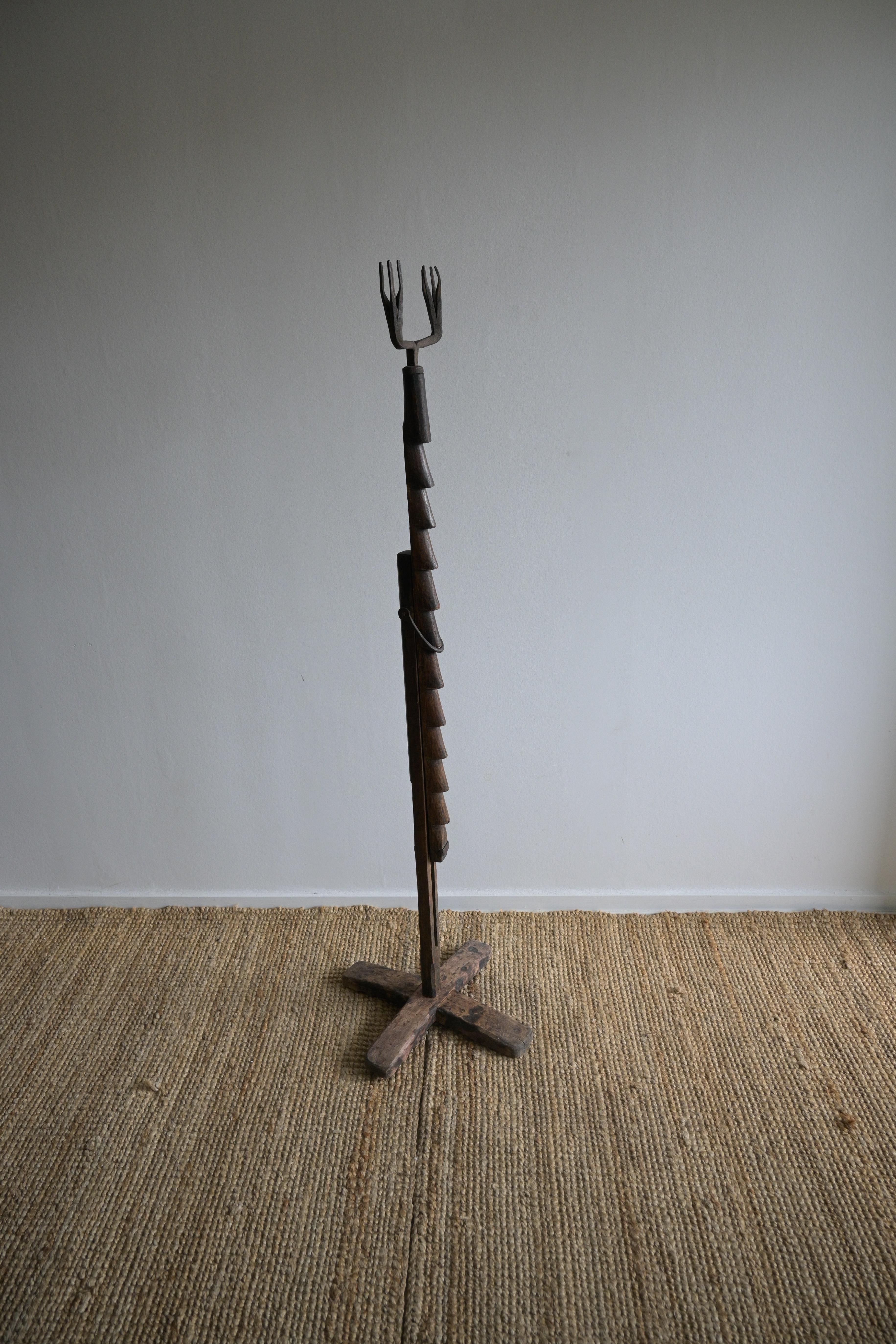 Scandinavian Modern Swedish adjustable Floor Candlestick holder 'Lyskärring', circa 1780-1830 For Sale