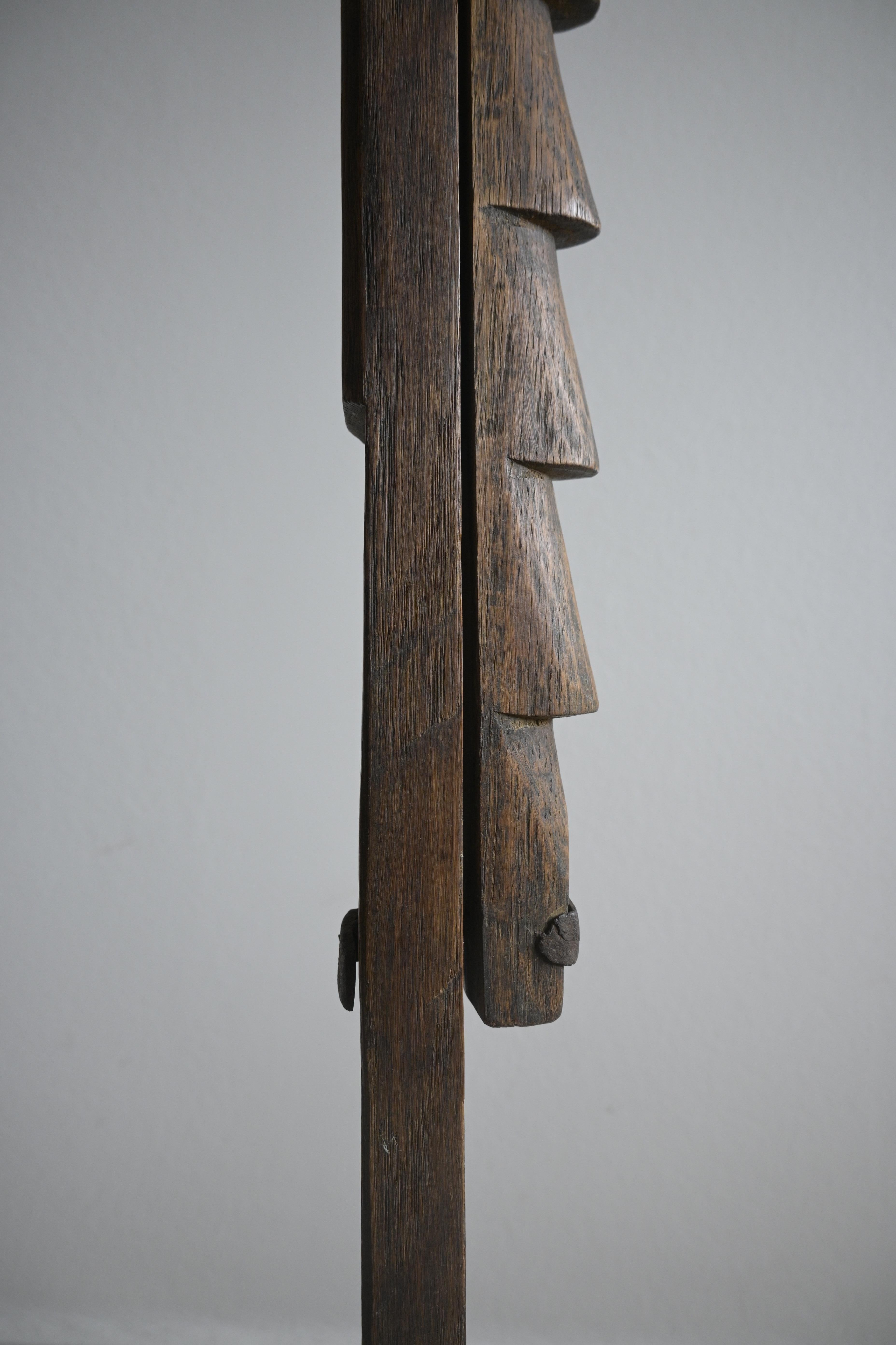 Hand-Carved Swedish adjustable Floor Candlestick holder 'Lyskärring', circa 1780-1830 For Sale