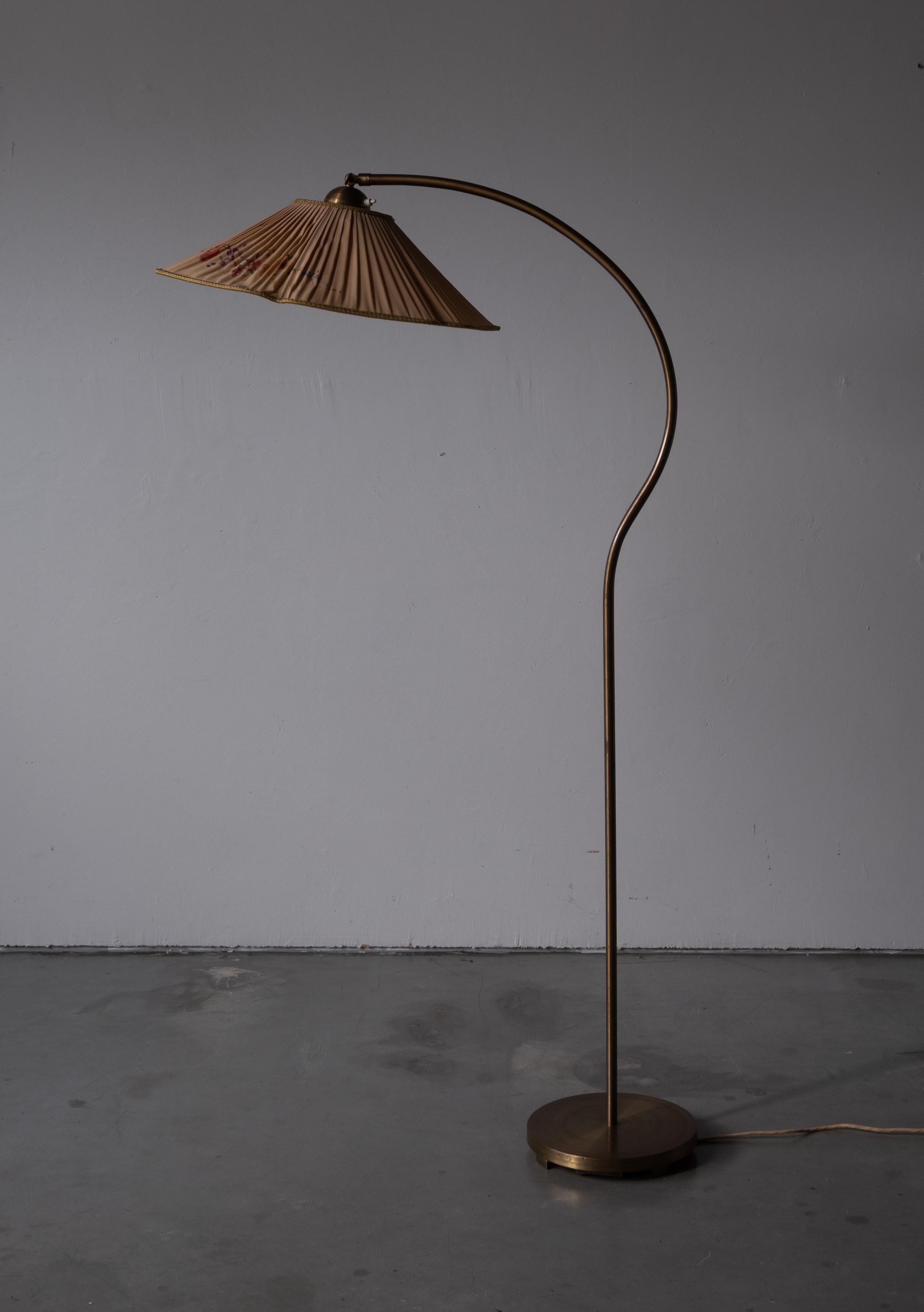 An adjustable organic floor lamp, designed and produced in Sweden, c. 1940s. With its original lampshade.
 