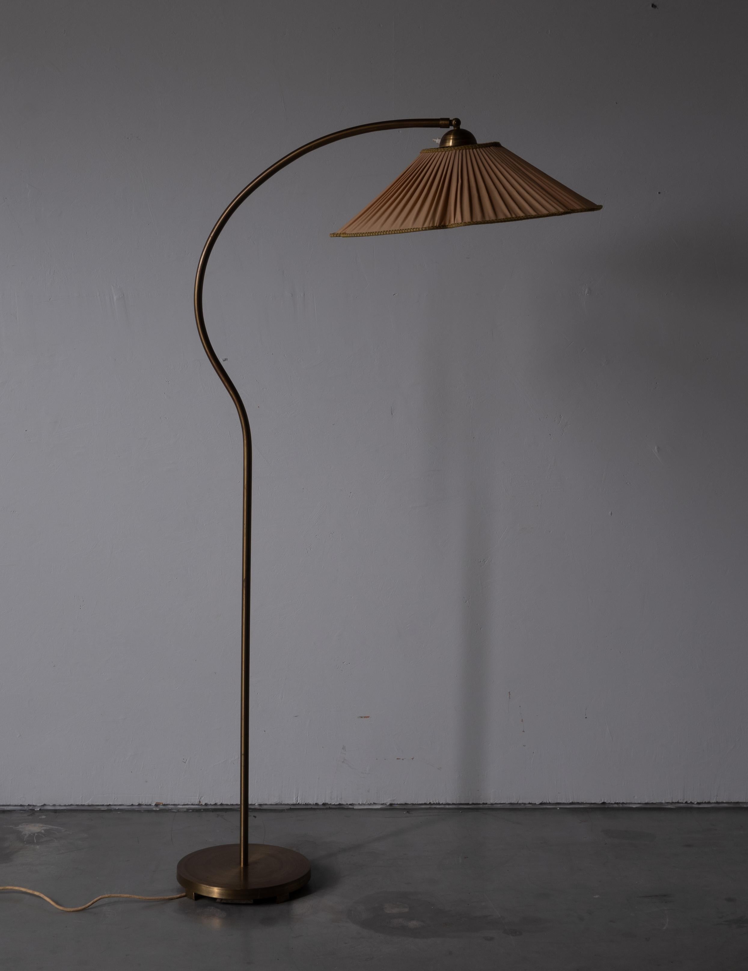 Swedish, Adjustable Organic Floor Lamp, Brass, Fabric, Sweden, 1940s In Good Condition In High Point, NC
