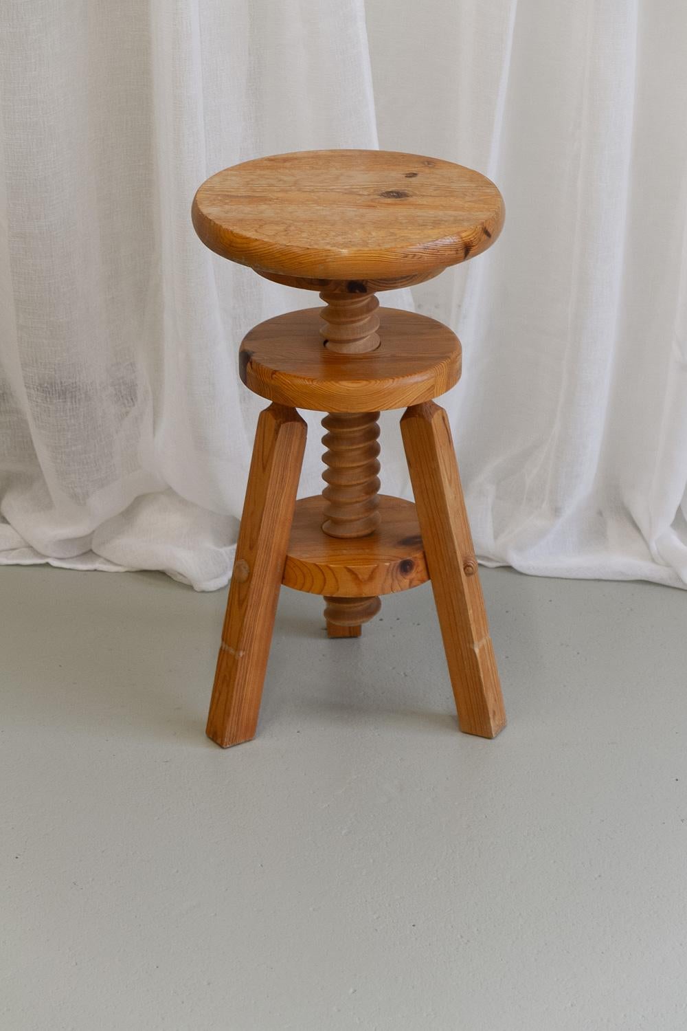 Swedish Adjustable Tripod Pine Stool, 1960s.

Rustic Scandinavian Mid-Century Modern swivel pine stool made in Sweden in the 1960s.
Simple three legged construction in solid Nordic pine. Seat mounted on a thick threaded column.
Height of the stool