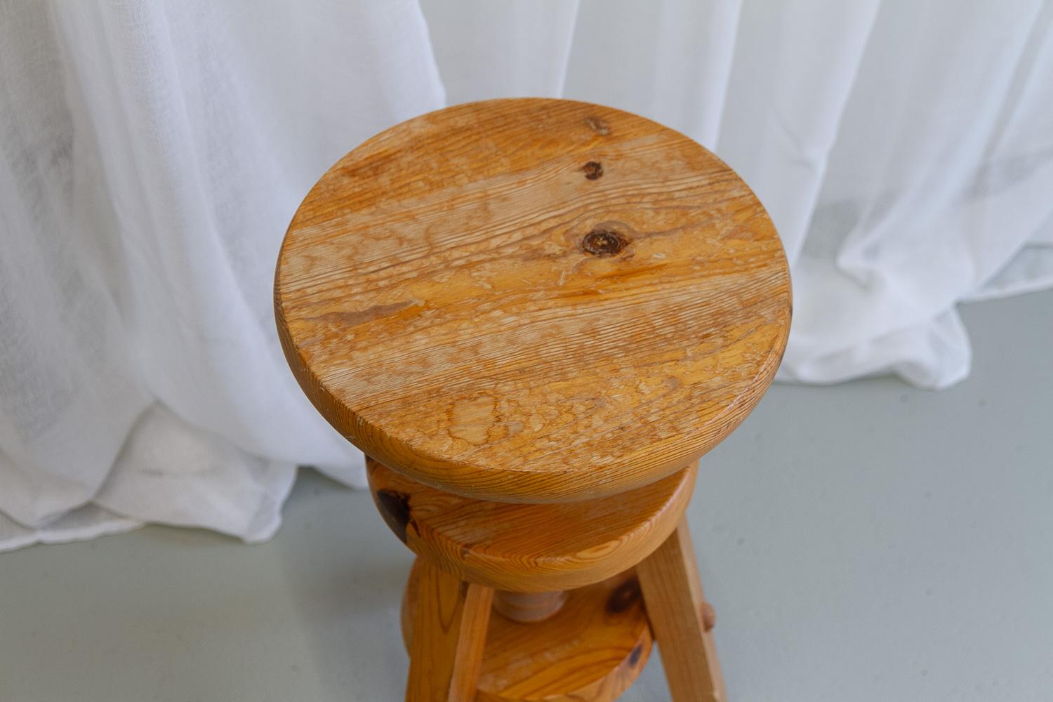 Swedish Adjustable Tripod Pine Stool, 1960s. In Good Condition For Sale In Asaa, DK