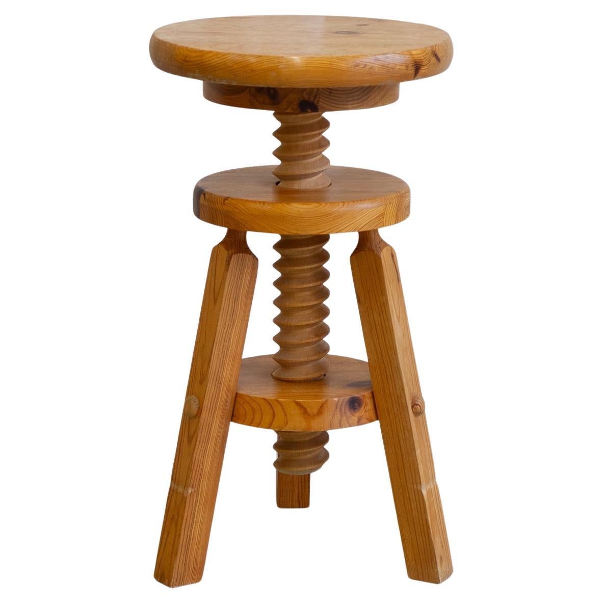 Tabouret suédois réglable à trois pieds en pin, années 1960.