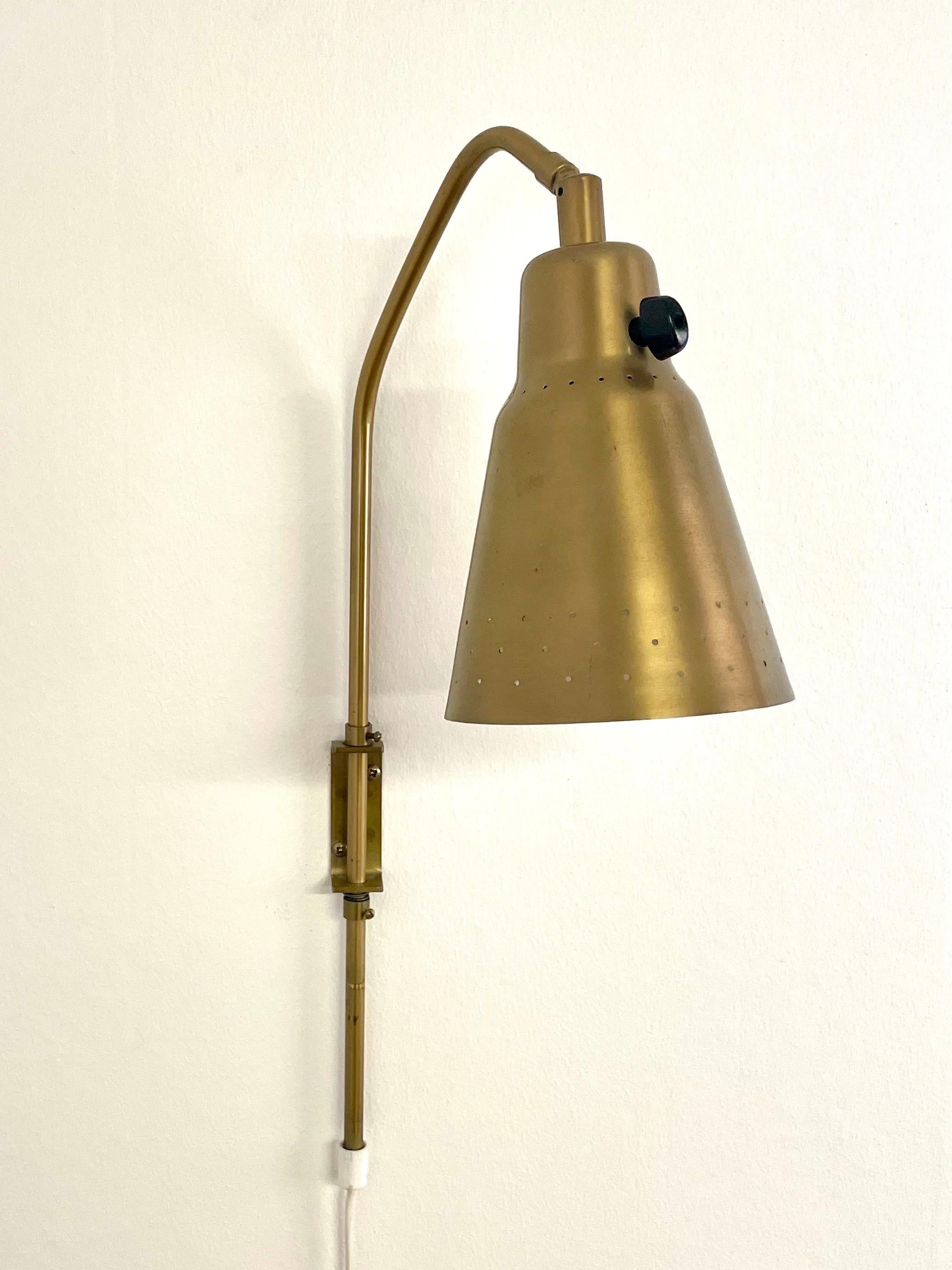 Alf Svensson Swedish Mid-Century Adjustable Wall Sconce SL3 in Perforated Brass In Good Condition For Sale In Örebro, SE