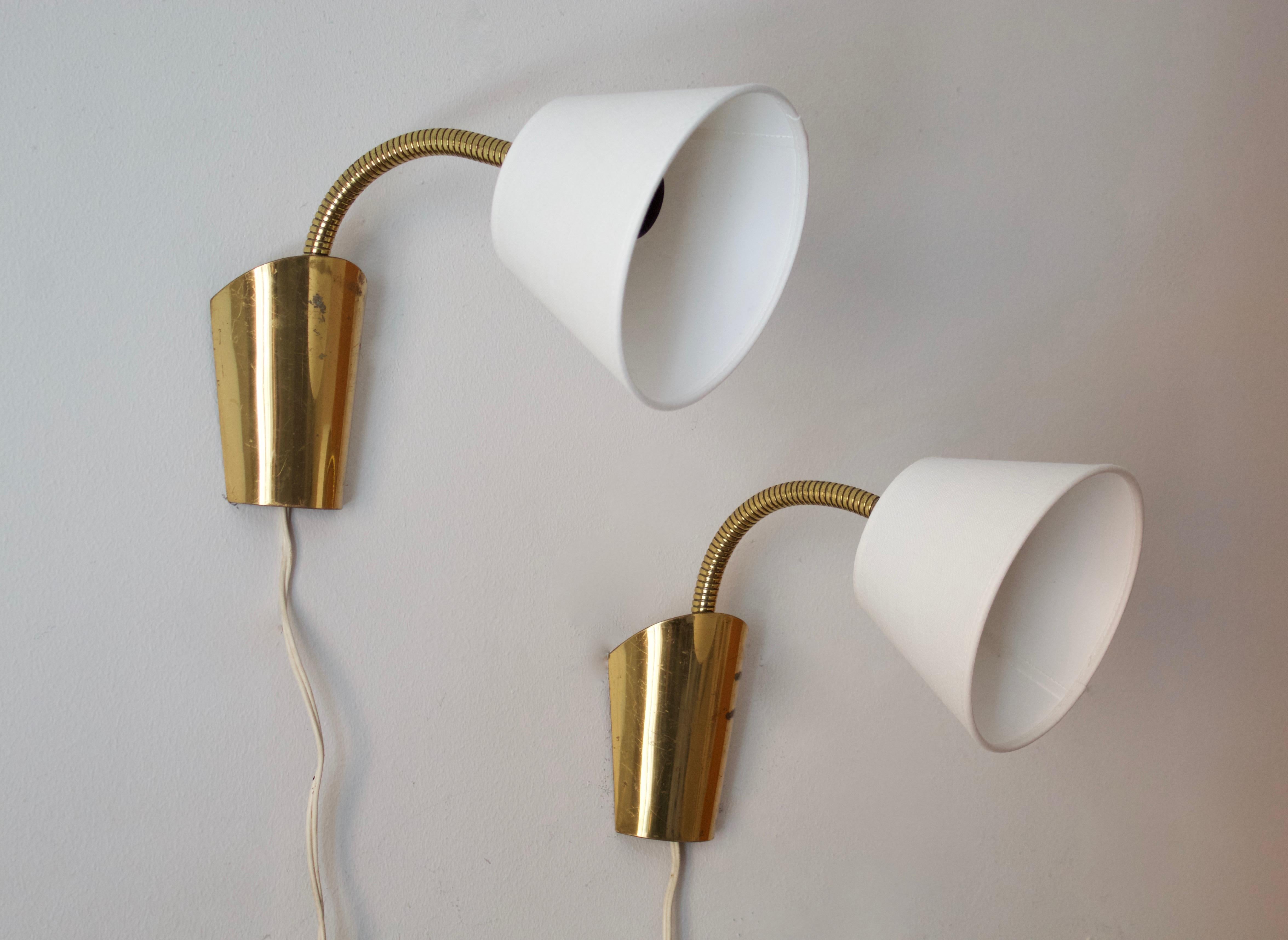 Ein Paar verstellbare modernistische Wandleuchten. Entworfen und hergestellt in Schweden, 1940er Jahre. Brandneue Lampenschirme

Gemessen wie im Primärbild dargestellt.