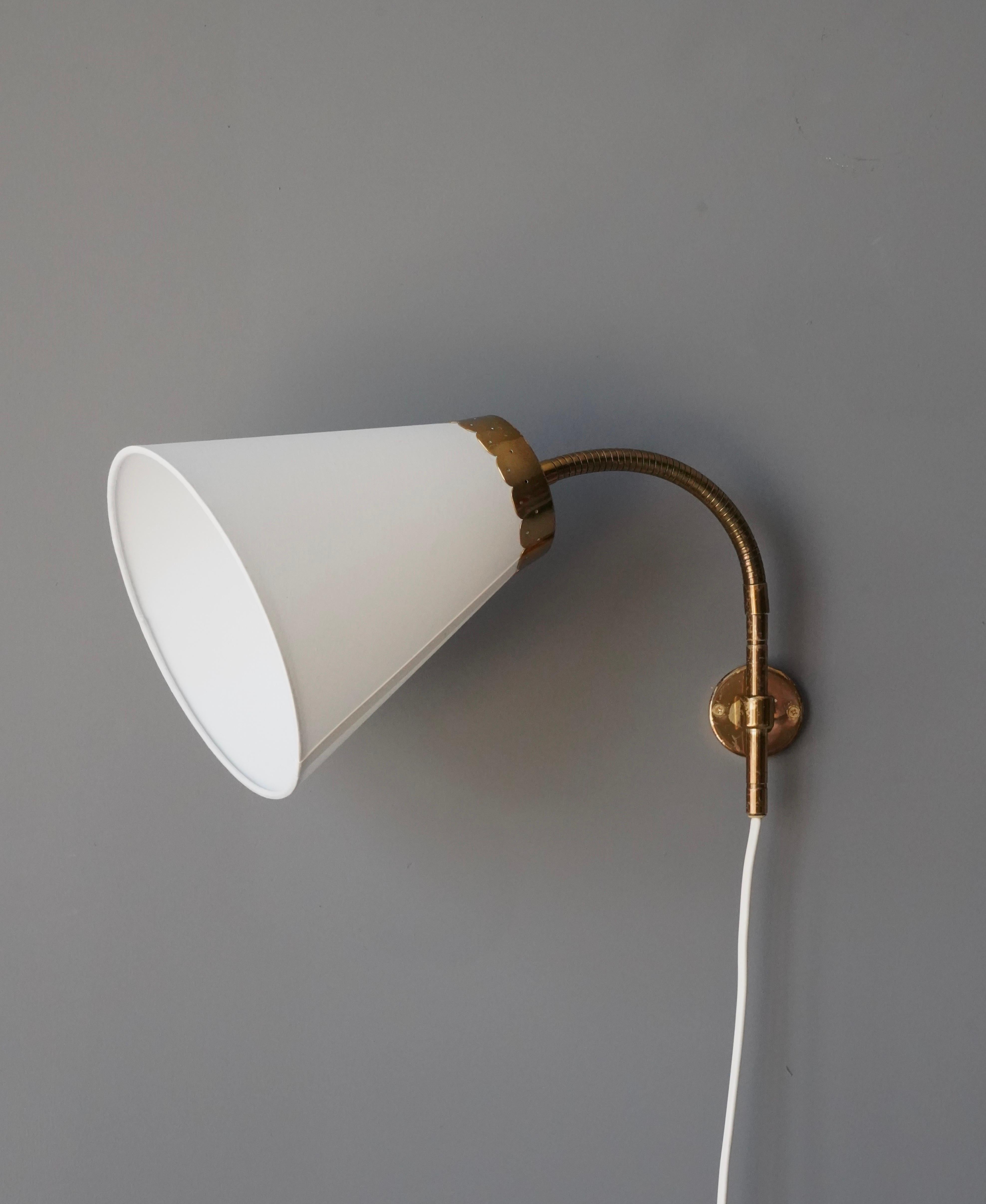 A pair of adjustable functionalist wall lights. Designed and produced in Sweden, 1940s. 

In brass that presents with beautiful original patina. Lampshades replaced in recent time.

Shades included. Measured as shown. 