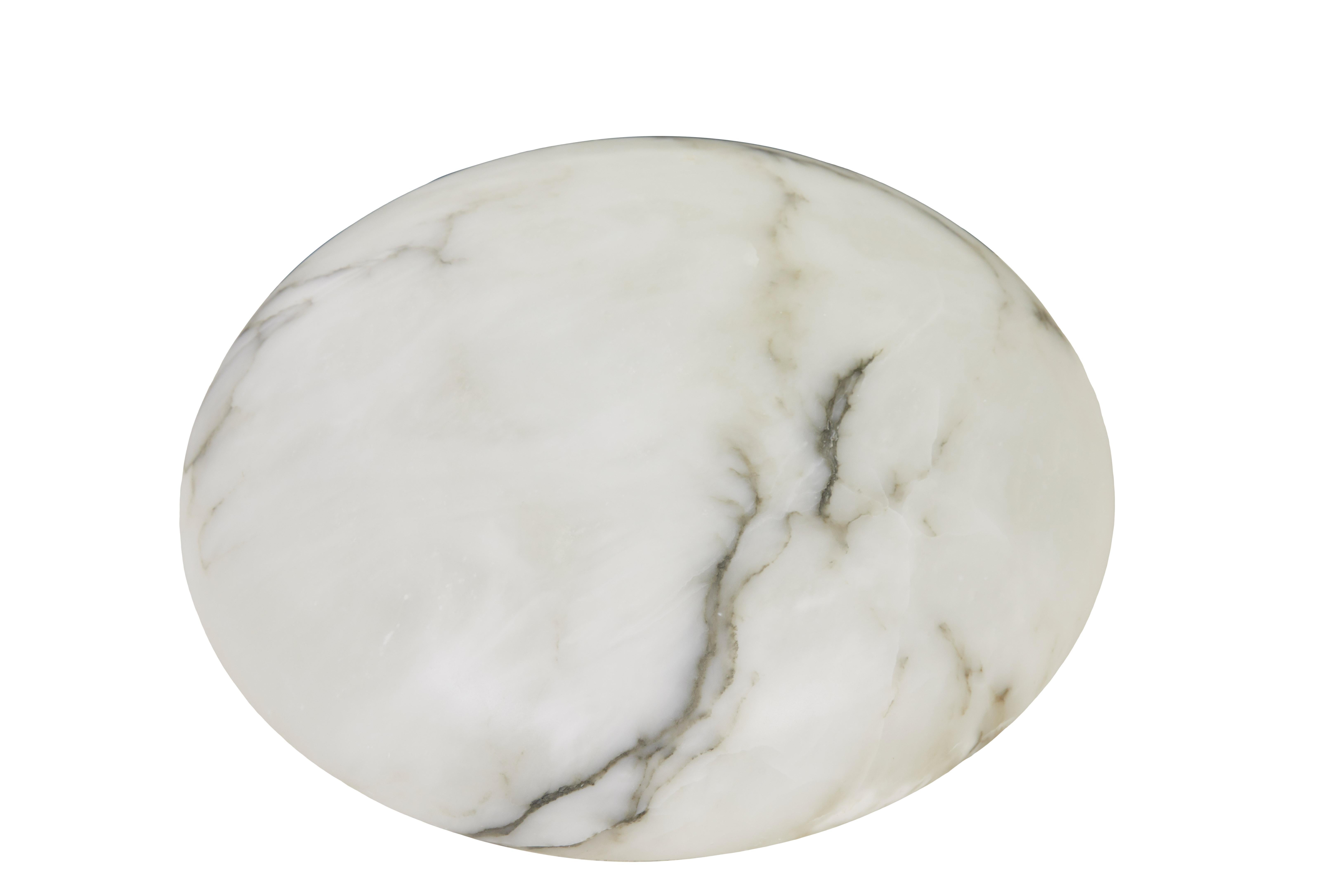 Schwedische Alabaster-Hängelampe im Art-Deco-Stil, um 1930.

Schlichte, aber elegante Deko-Pendelleuchte aus weißem Alabaster mit grauer Maserung.

Ausgestattet mit den 3 originalen Glühbirnenfassungen und aufgehängt an 3 Gliederketten, die mit dem