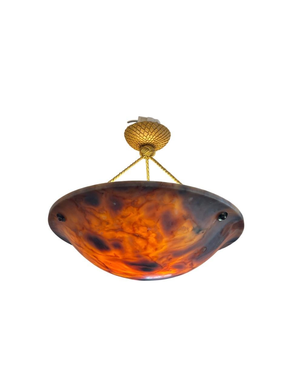 Un'elegante lampada a sospensione svedese realizzata in alabastro riccamente venato, risalente agli anni Quaranta. Il paralume in alabastro a forma di ciotola si illumina di luce calda quando viene illuminato, mettendo in risalto i suoi toni