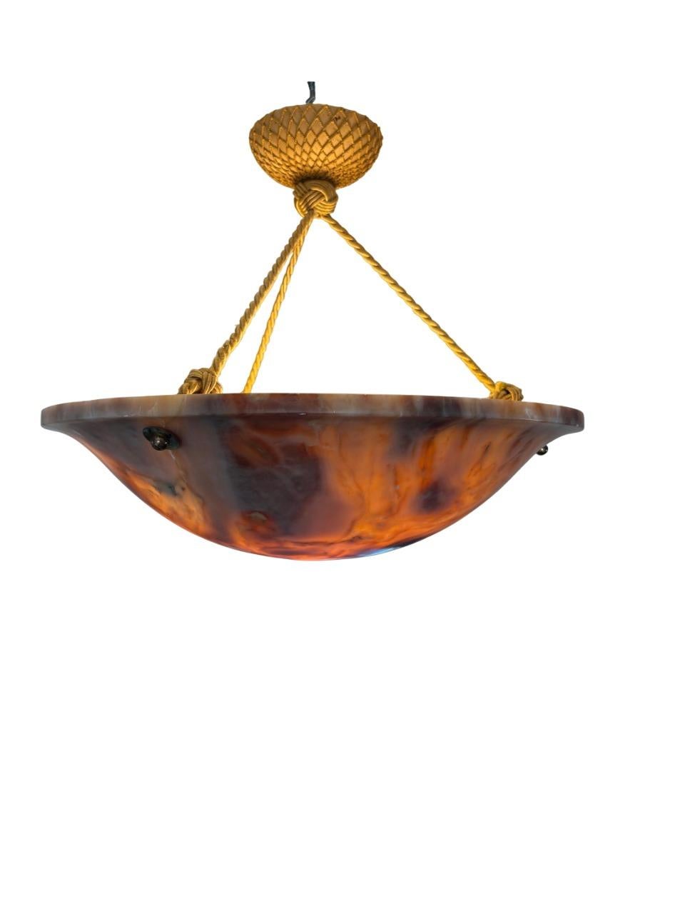 Scandinavo moderno Lampada a sospensione svedese in alabastro con dettagli dorati, anni '40 in vendita