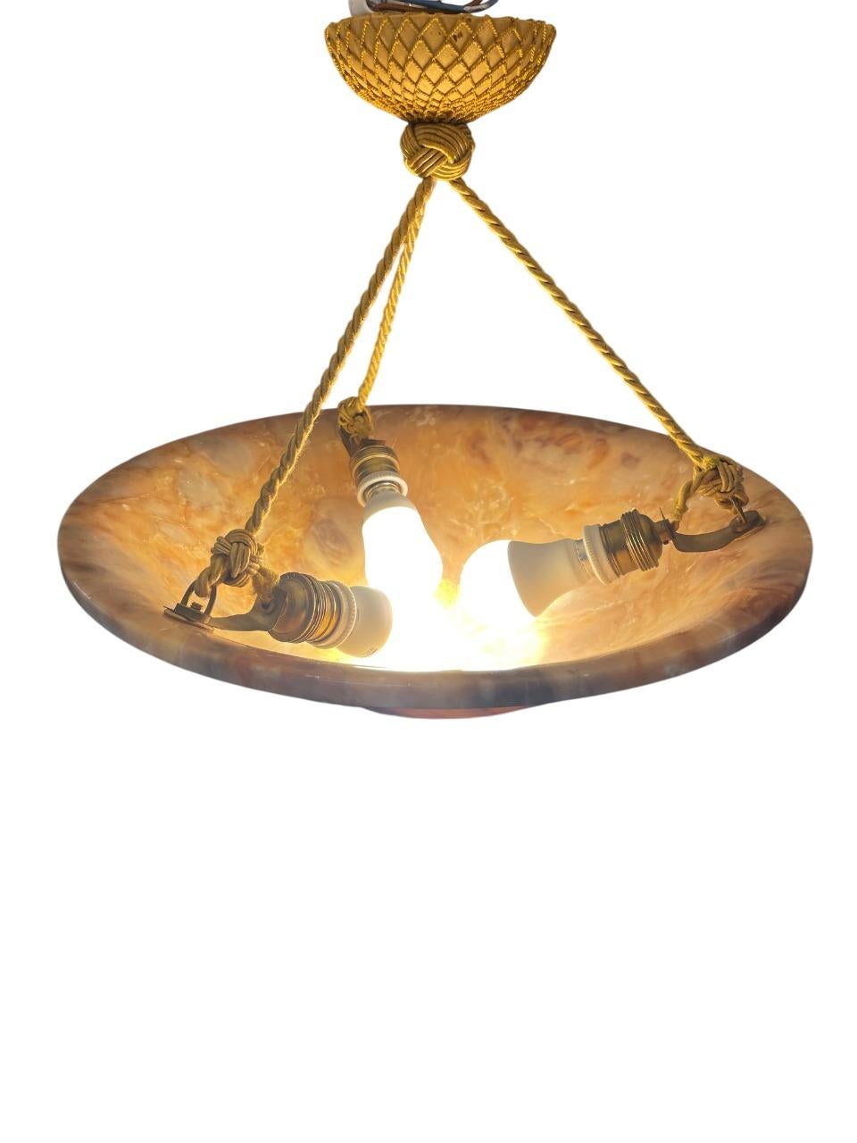 Alabastro Lampada a sospensione svedese in alabastro con dettagli dorati, anni '40 in vendita