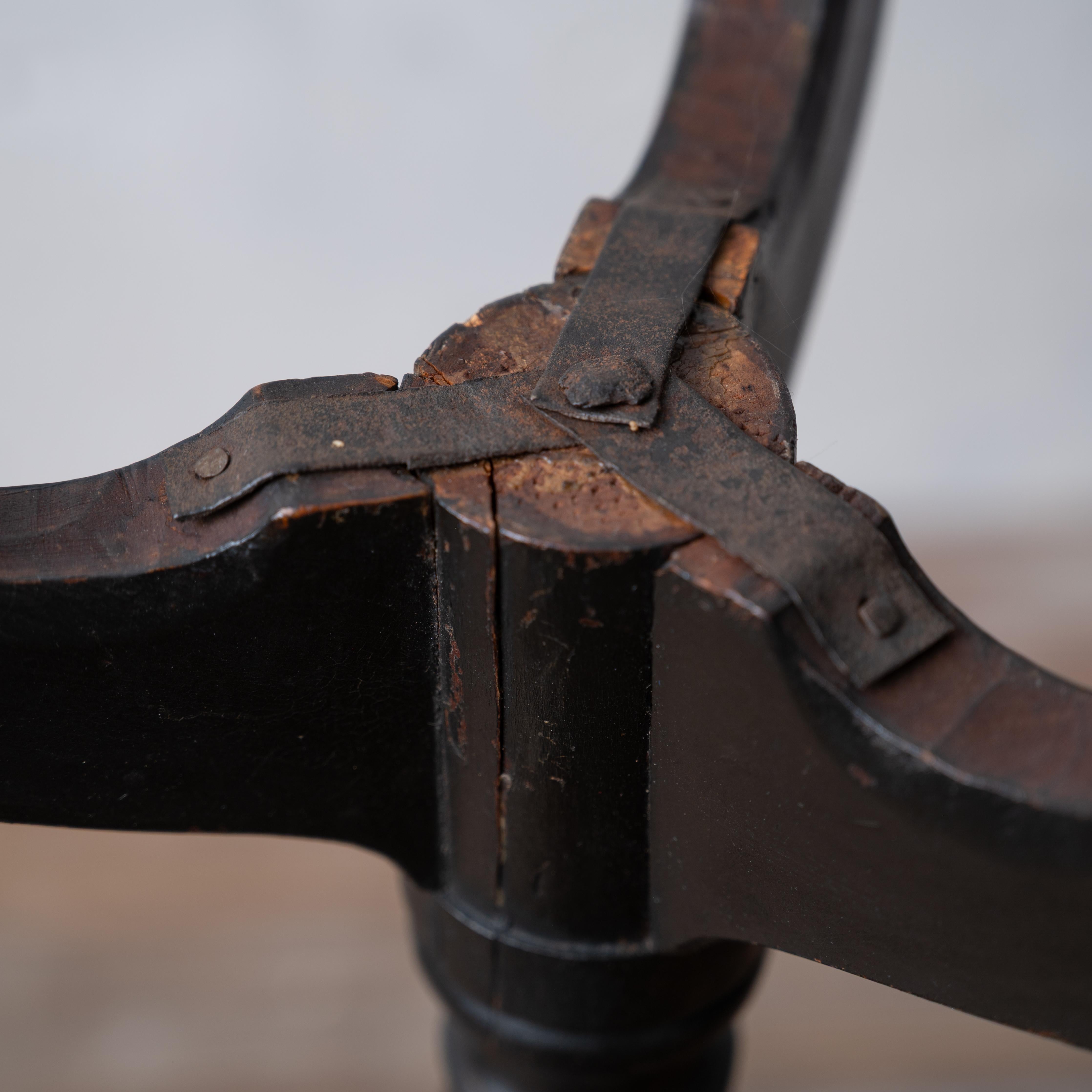 Swedish Alder Root Burl Tilt-Top Wine Table, c.1860 For Sale 8