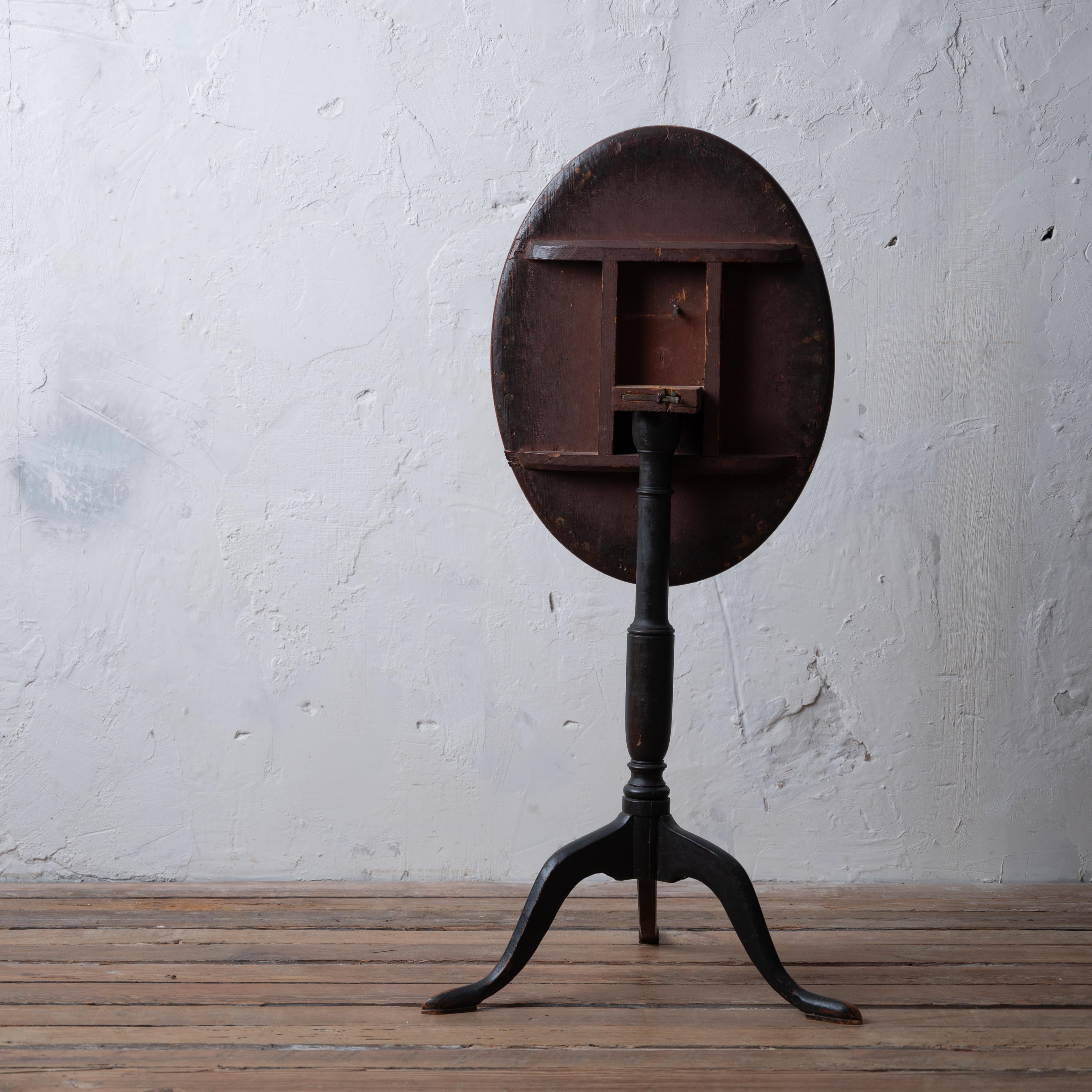 Swedish Alder Root Burl Tilt-Top Wine Table, c.1860 For Sale 3