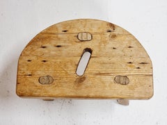 Schwedische Allmoge-/Volkskunst-Hocker, datiert 1948