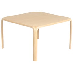Tavolino svedese Alvar Aalto Modello X800 in frassino e betulla di Artek