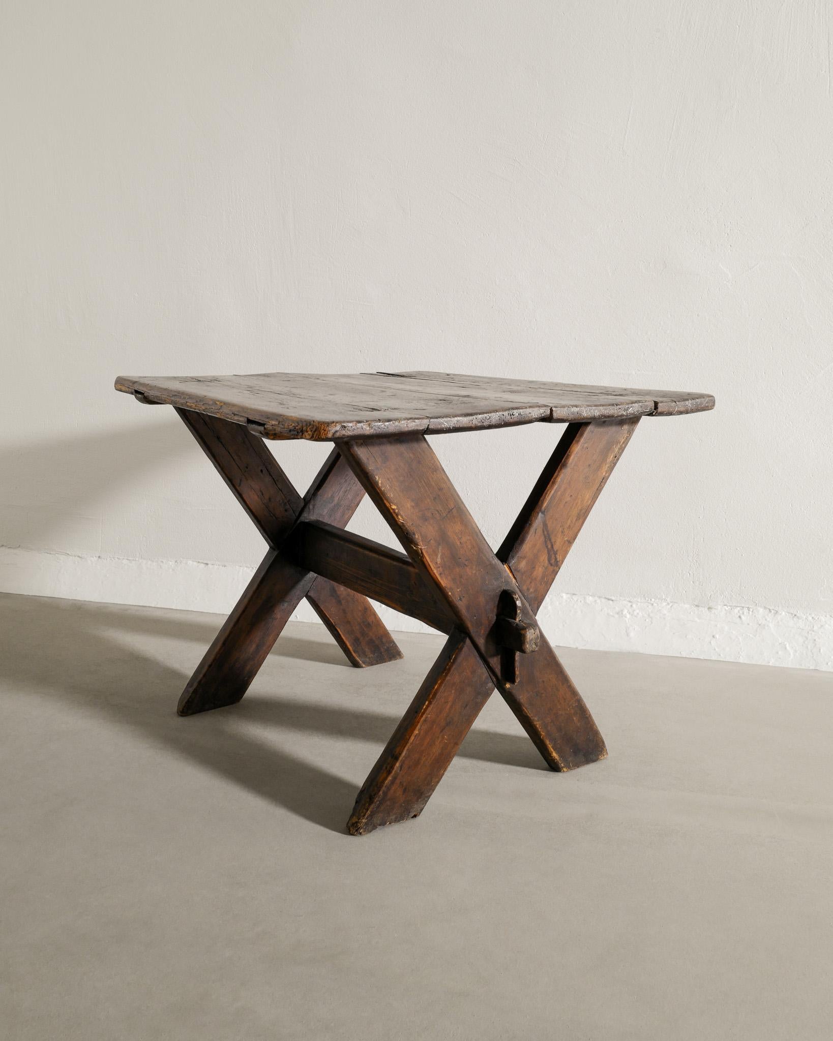 Rare and beautiful antique wabi sabi wooden pine table with crossed legs produced in Sweden late 1800s. Perfect as a smaller coffee sofa table or side. In good original condition. 

Dimensions: H: 45 cm / 17.70