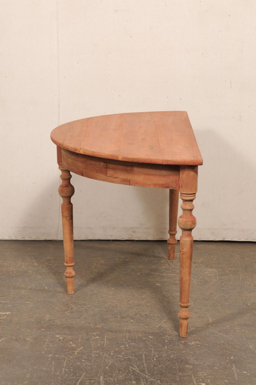 Table Demi-Lune suédoise ancienne avec pieds joliment tournés, finition douce en rouge mat en vente 4
