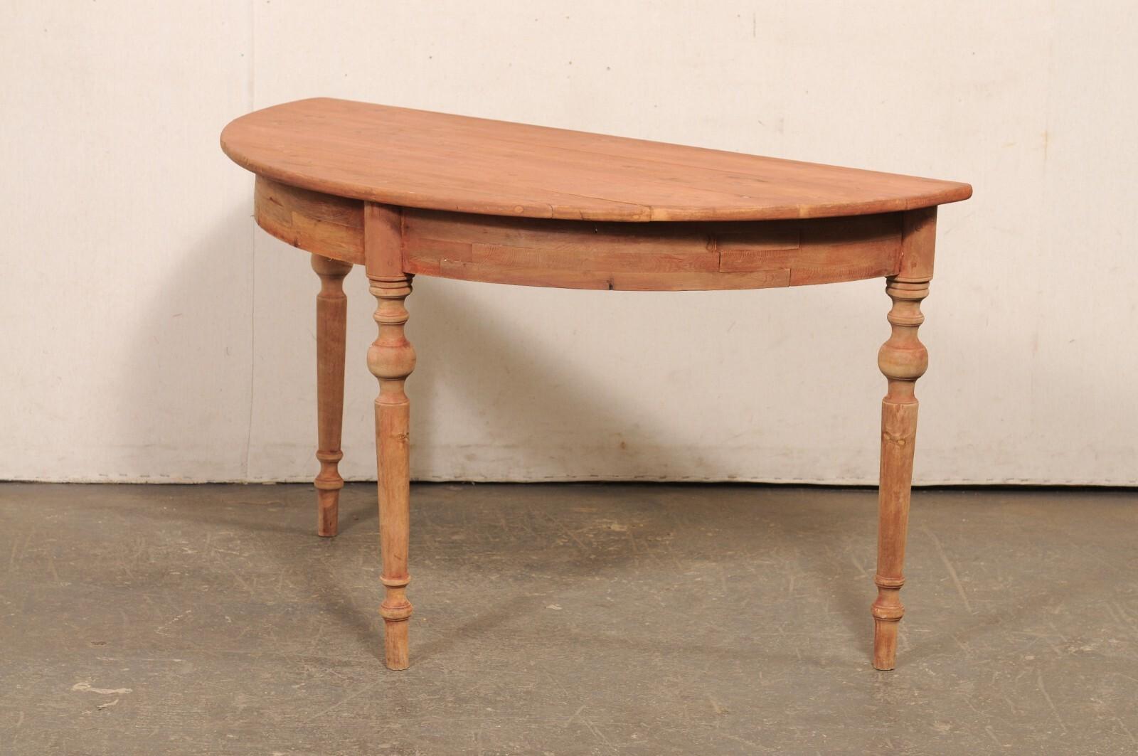 Table Demi-Lune suédoise ancienne avec pieds joliment tournés, finition douce en rouge mat en vente 5