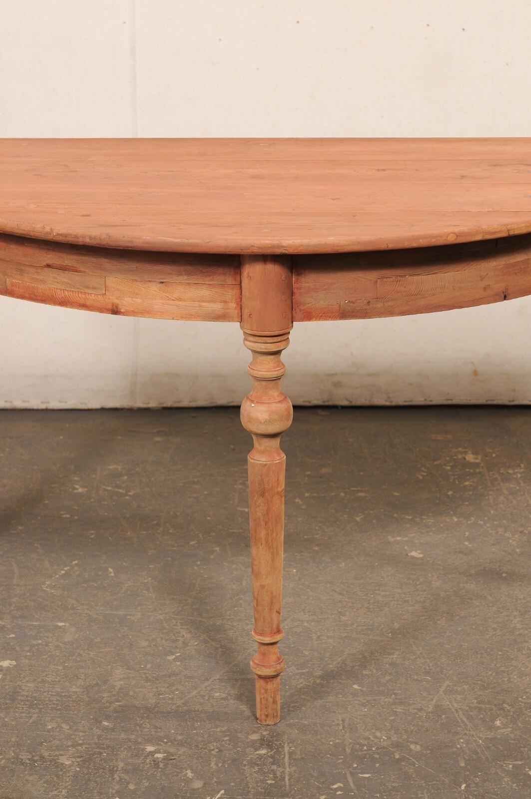 Suédois Table Demi-Lune suédoise ancienne avec pieds joliment tournés, finition douce en rouge mat en vente
