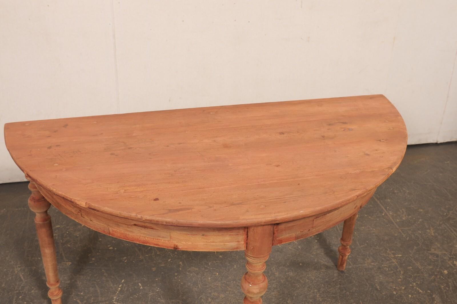 Table Demi-Lune suédoise ancienne avec pieds joliment tournés, finition douce en rouge mat Bon état - En vente à Atlanta, GA
