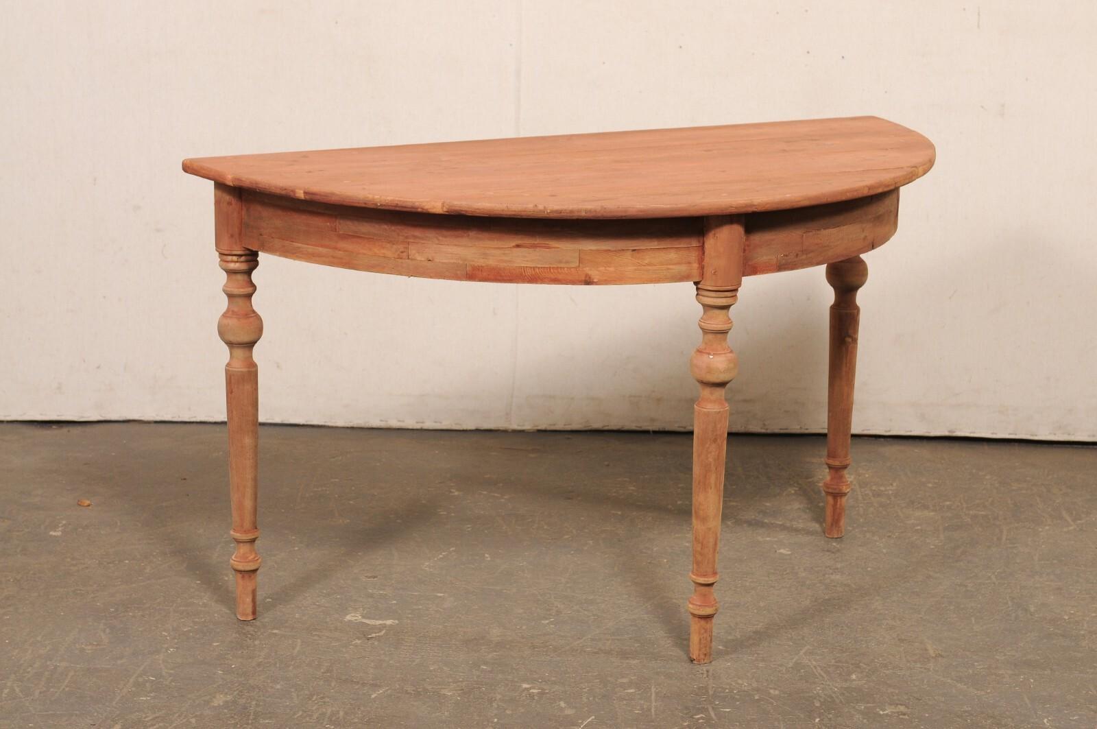 20ième siècle Table Demi-Lune suédoise ancienne avec pieds joliment tournés, finition douce en rouge mat en vente