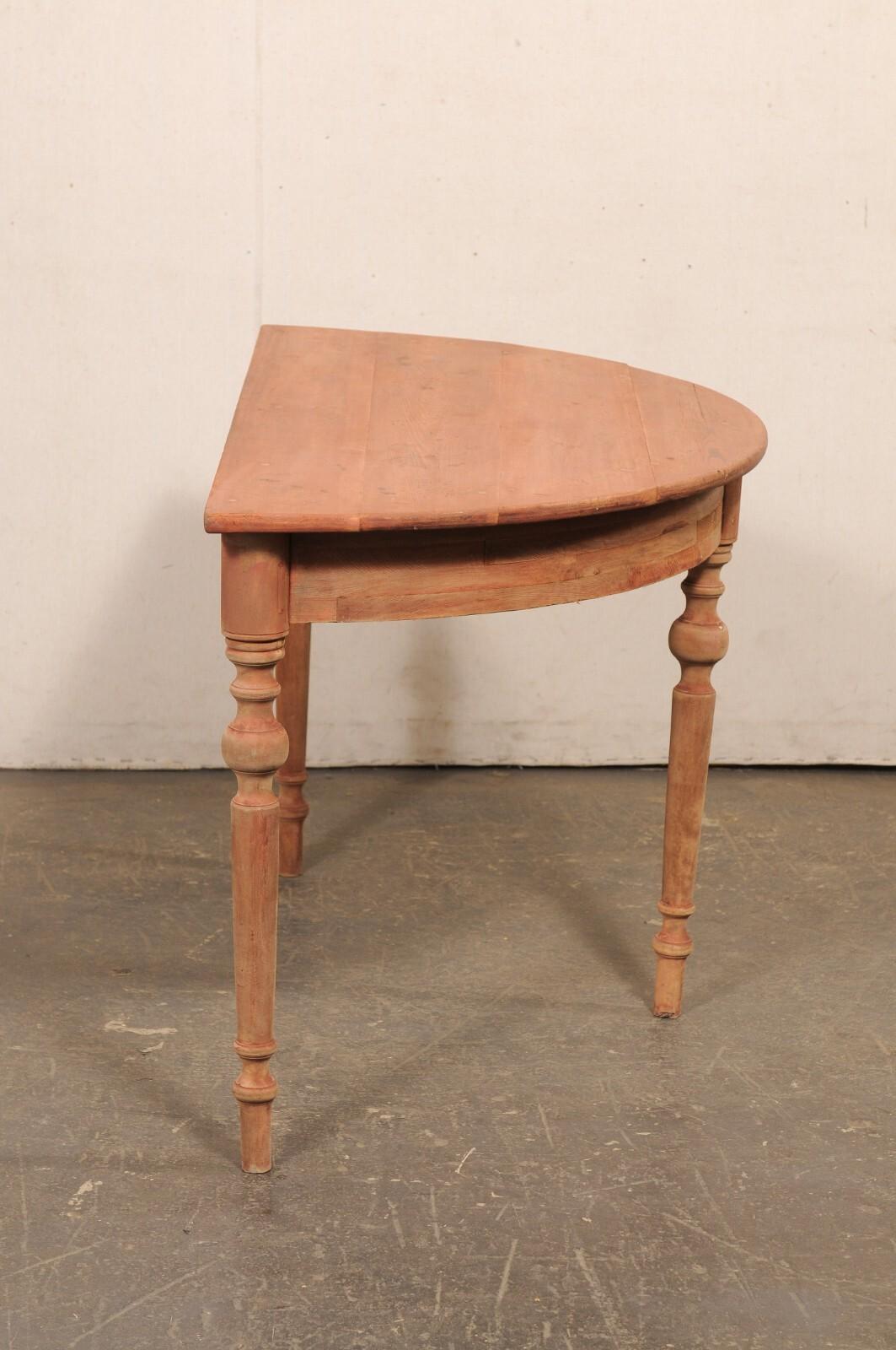 Bois Table Demi-Lune suédoise ancienne avec pieds joliment tournés, finition douce en rouge mat en vente