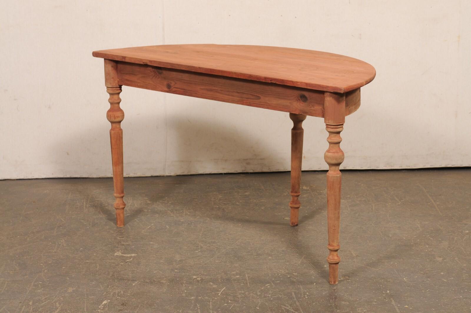 Table Demi-Lune suédoise ancienne avec pieds joliment tournés, finition douce en rouge mat en vente 1