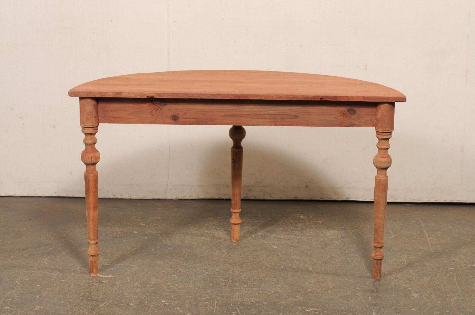 Table Demi-Lune suédoise ancienne avec pieds joliment tournés, finition douce en rouge mat en vente 2