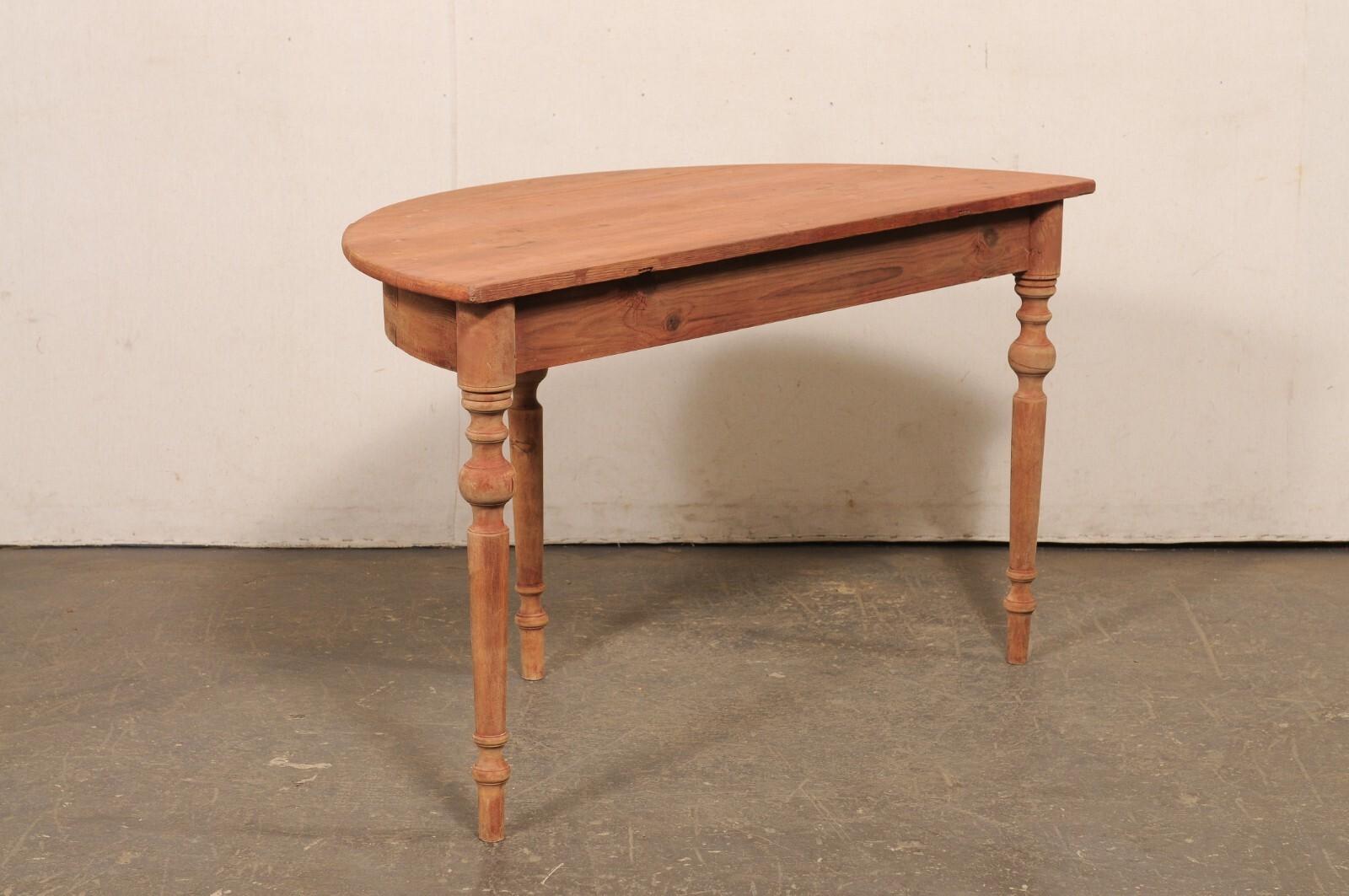 Table Demi-Lune suédoise ancienne avec pieds joliment tournés, finition douce en rouge mat en vente 3