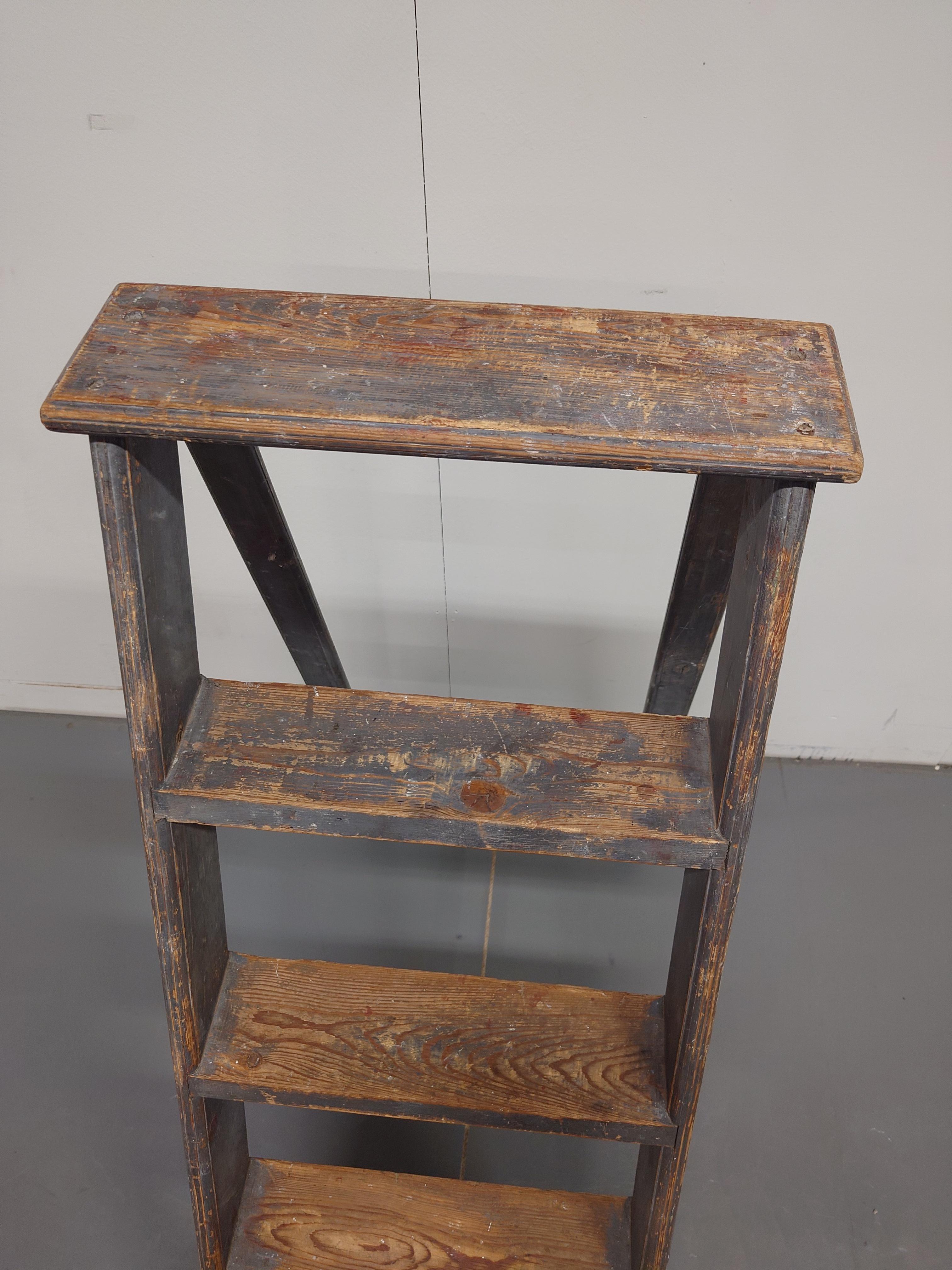 Swedish antique  Folk Art ladder with gray original paint For Sale 4