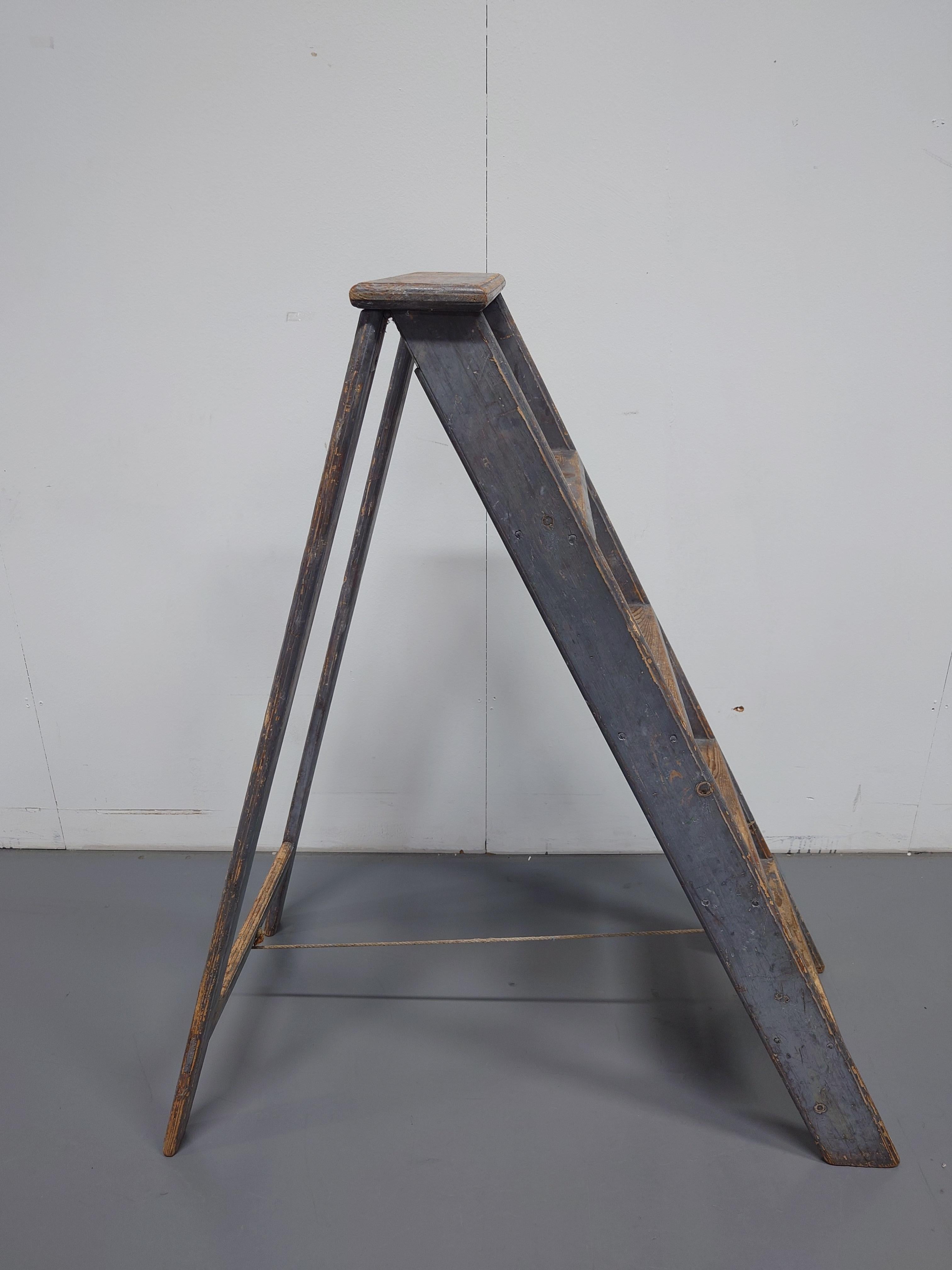 Swedish antique  Folk Art ladder with gray original paint For Sale 5