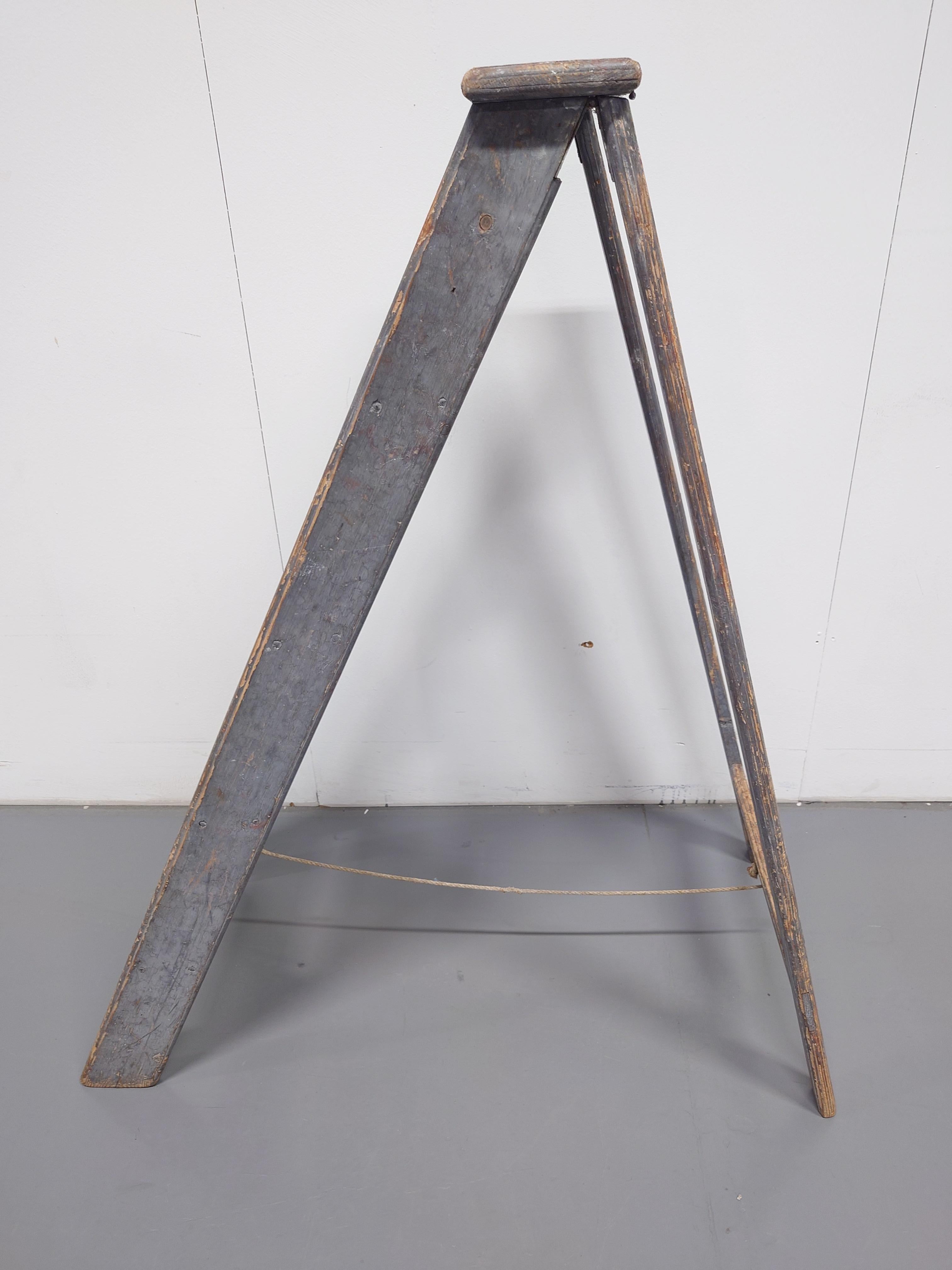 Swedish antique  Folk Art ladder with gray original paint For Sale 7