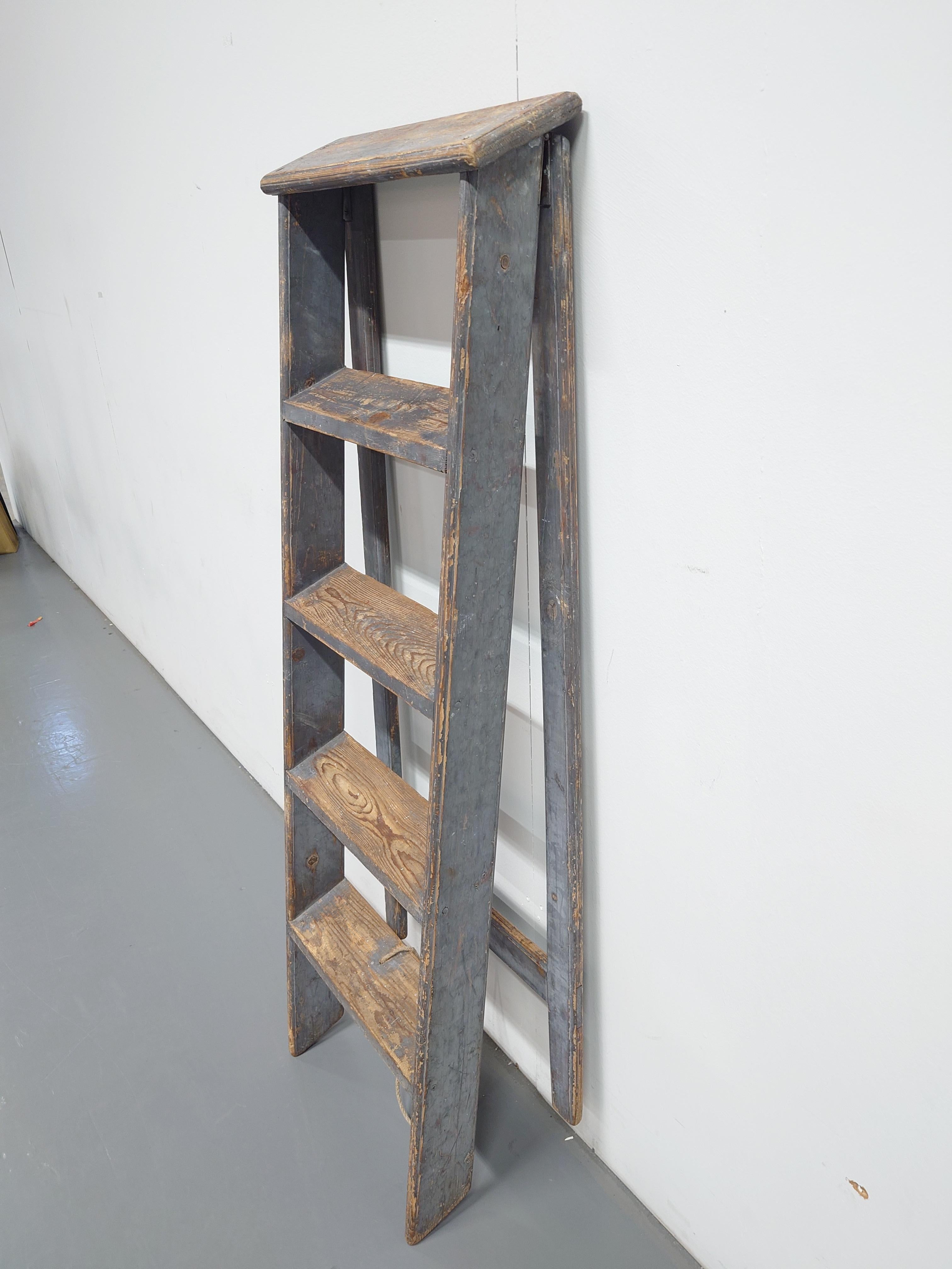 Swedish antique  Folk Art ladder with gray original paint In Good Condition For Sale In Boden, SE