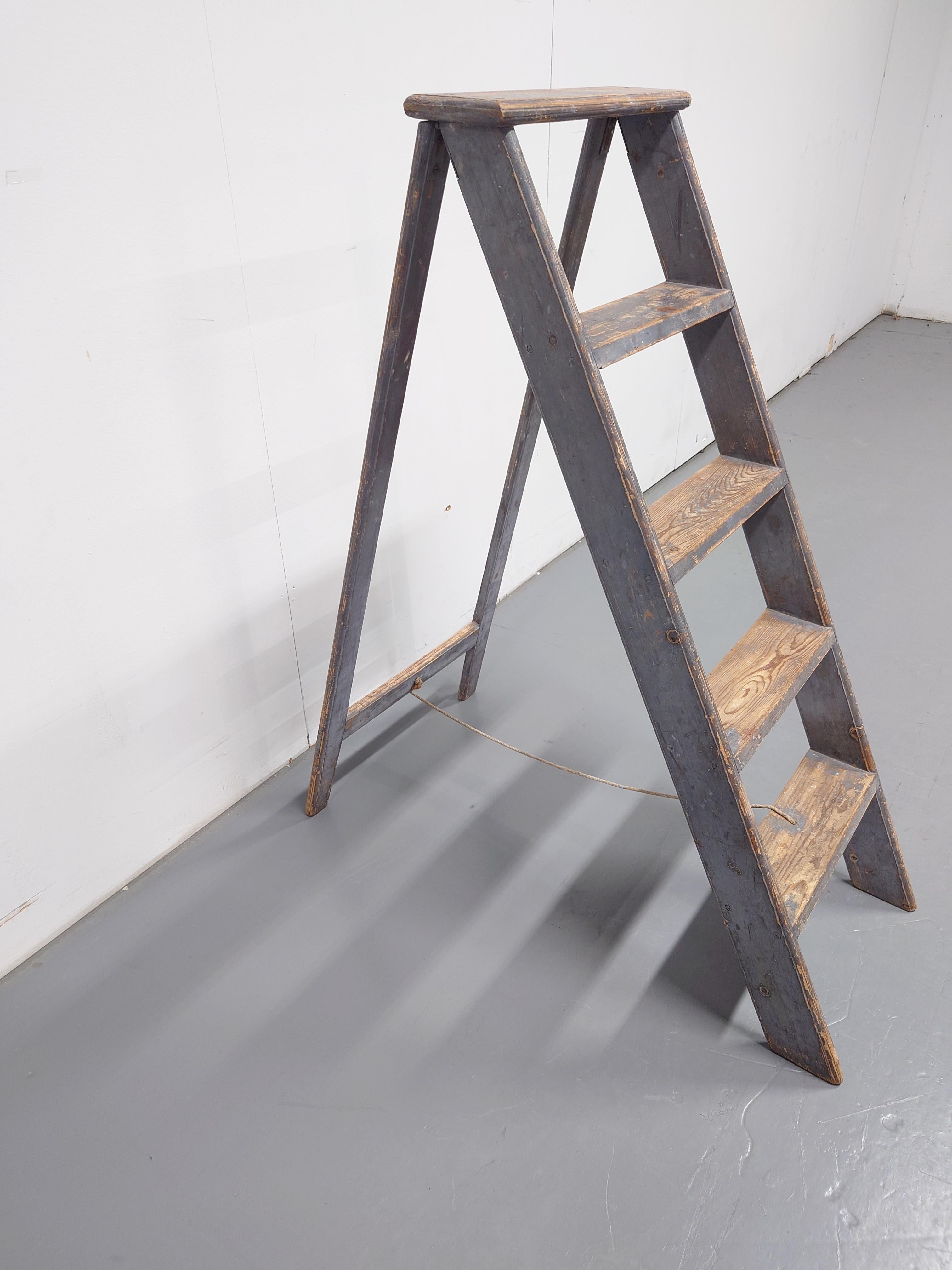 Pine Swedish antique  Folk Art ladder with gray original paint For Sale