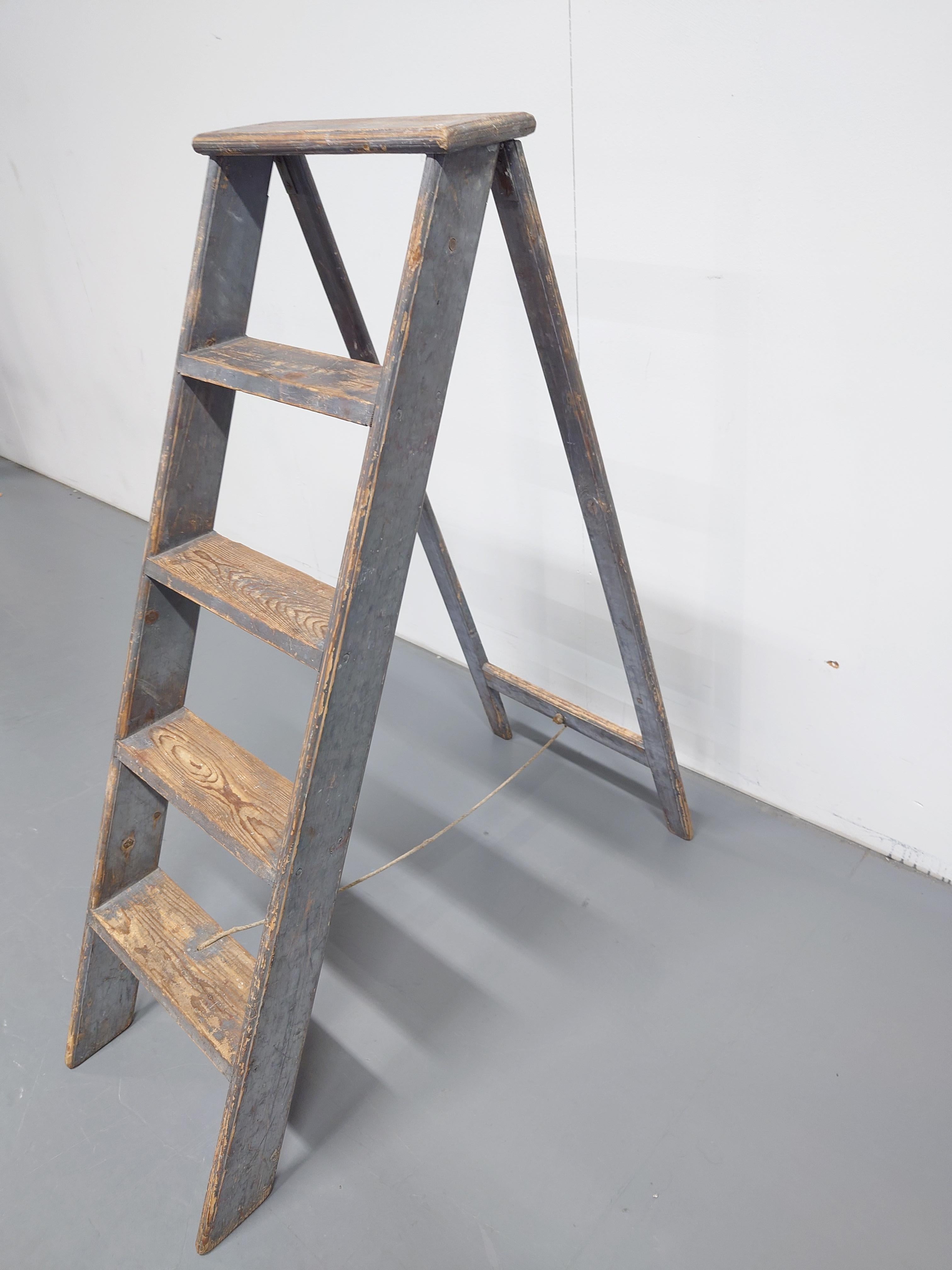 Swedish antique  Folk Art ladder with gray original paint For Sale 1