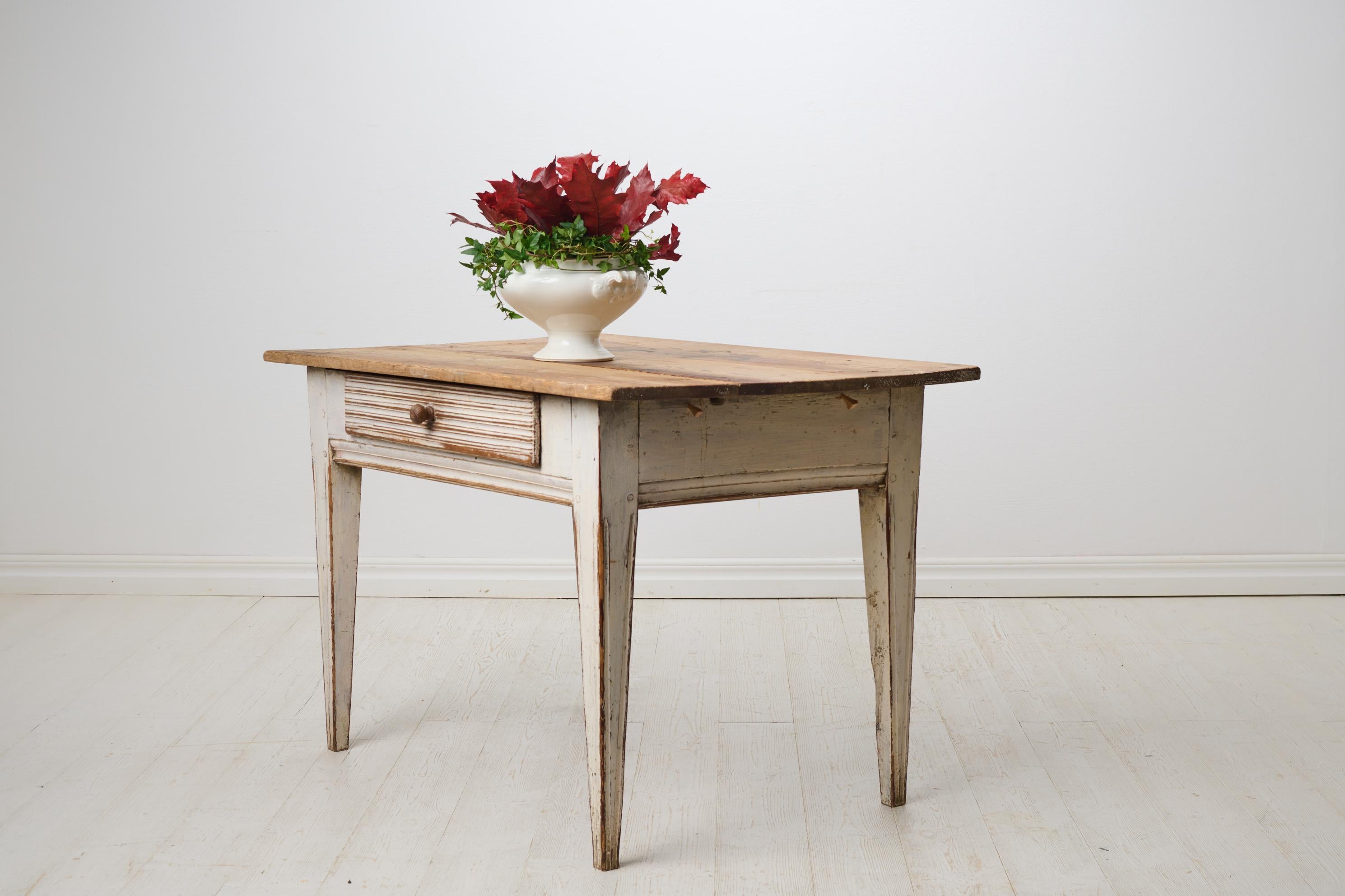 Fait main Table de campagne suédoise ancienne en état intact en vente