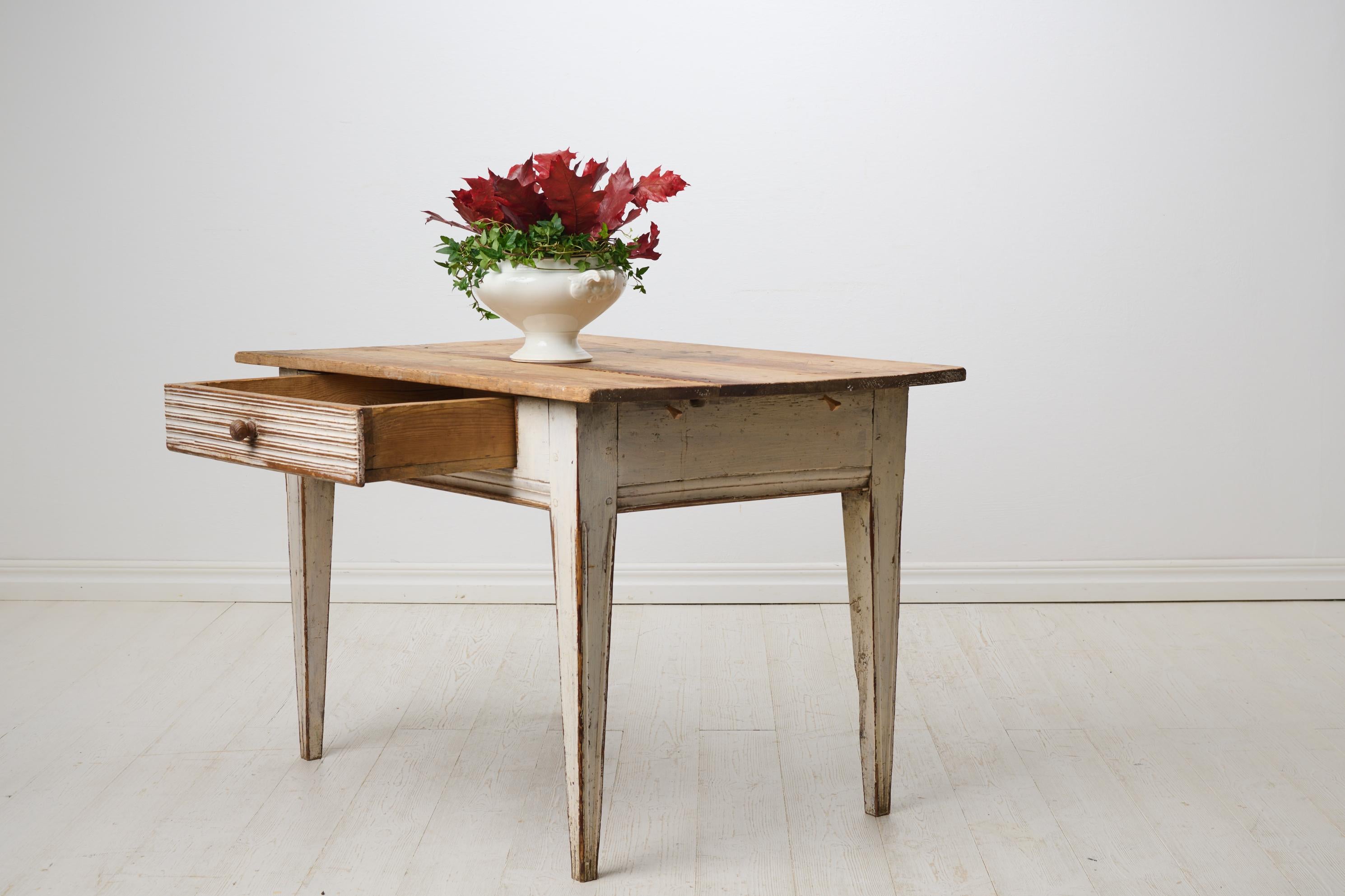 Table de campagne suédoise ancienne en état intact Bon état - En vente à Kramfors, SE