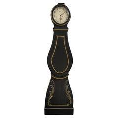 Horloge Mora suédoise ancienne  Pièces d'art populaire noires 1800s 203 cm AAS