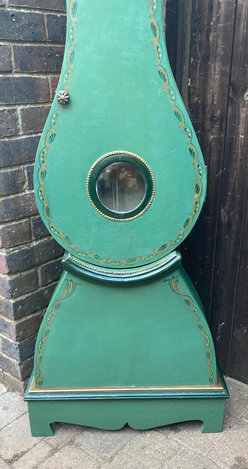 192cm  antico orologio svedese Mora Clocks dei primi del 1800 con dettagli intagliati sul cappuccio  con una finitura in vernice verde e un viso dettagliato e particolari dipinti a mano.

Misure: 192 cm.

Il corpo dell'orologio è rovinato come si