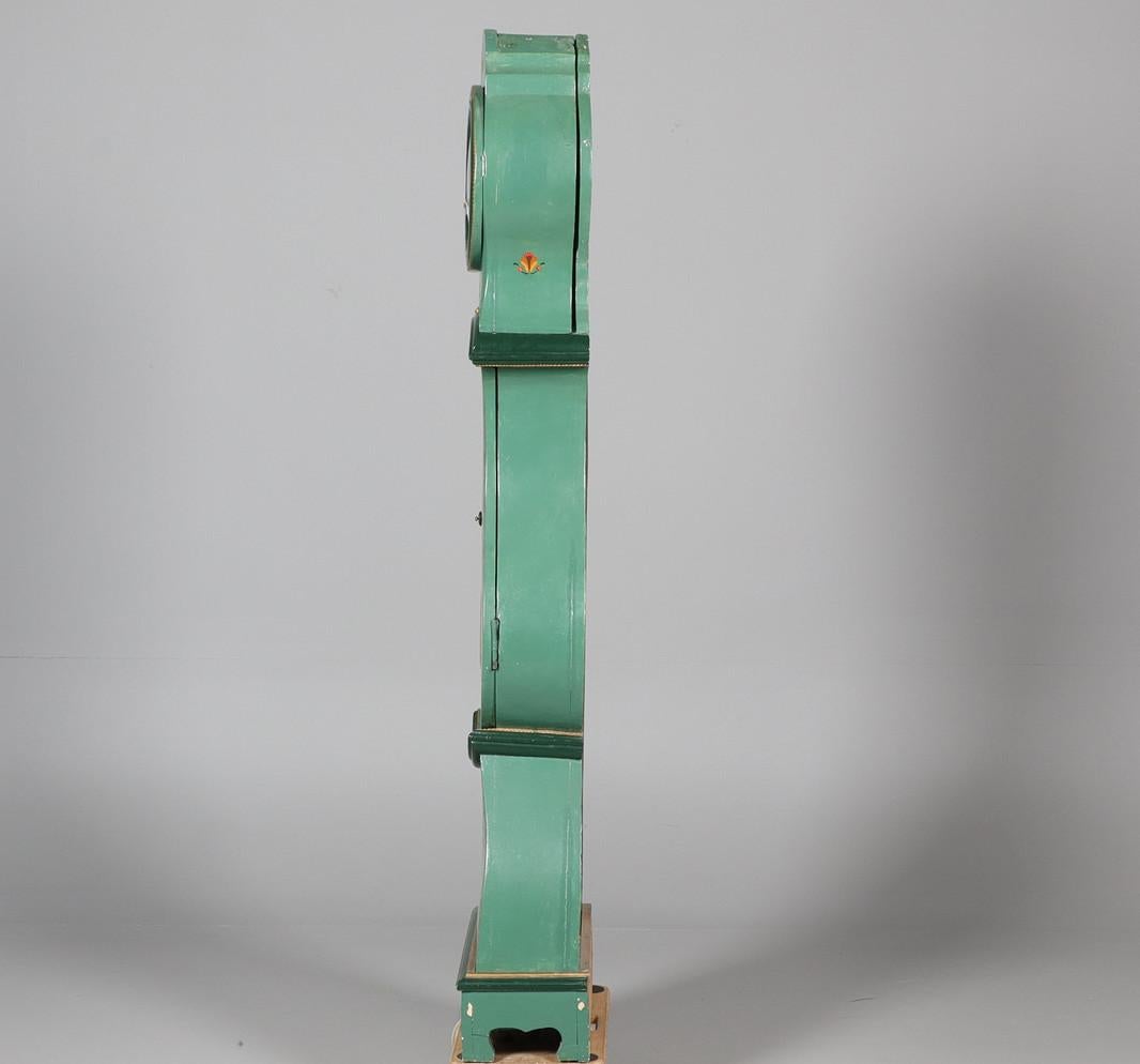 Gustavien Horloge Mora suédoise ancienne verte du début des années 1800 192 cm en vente