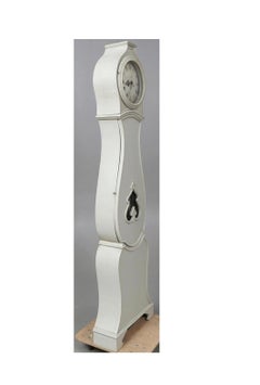 Schwedische antike Mora-Uhr Grau Weiß Gustavianisch frühe 1800er Jahre geschnitzt