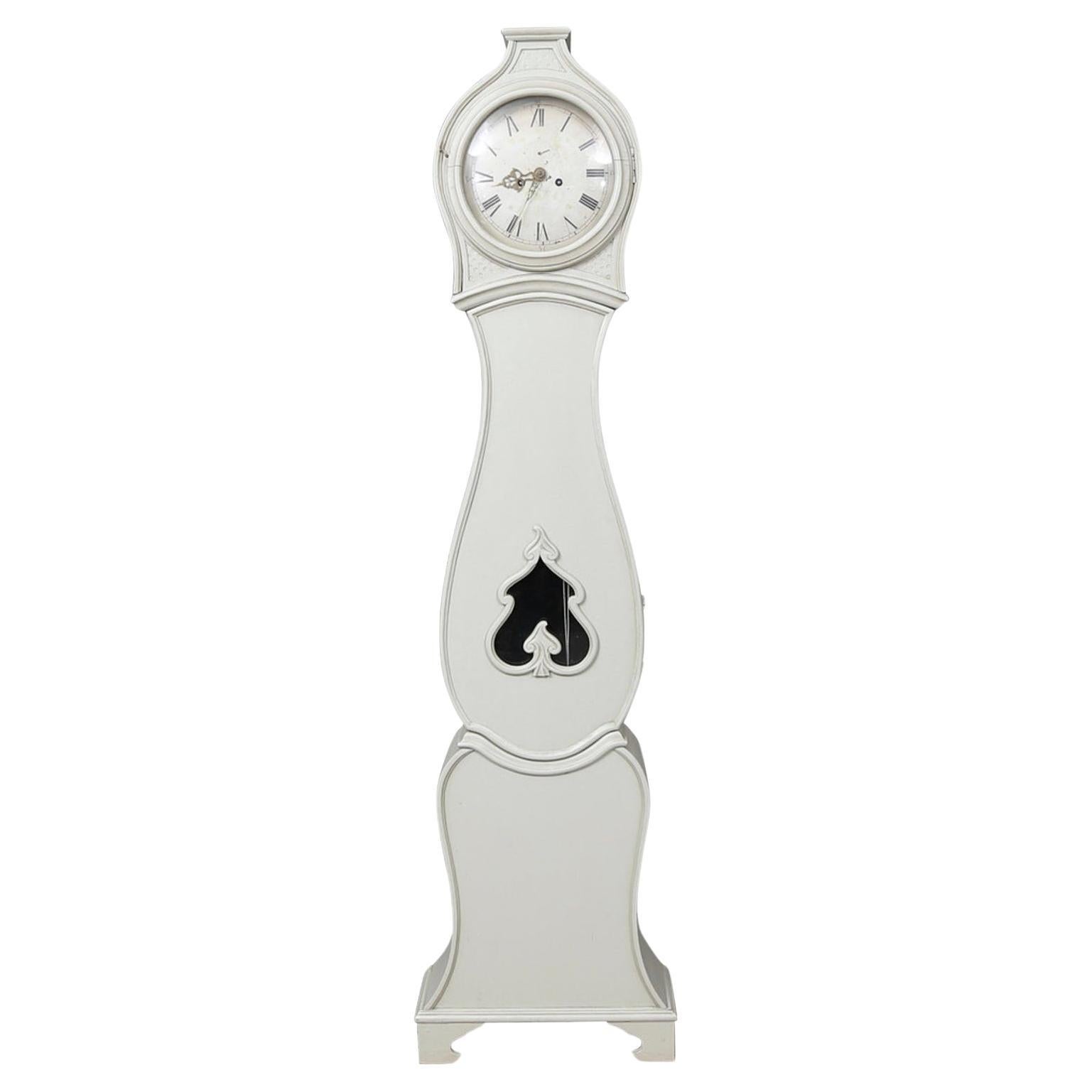 Horloge Mora suédoise ancienne grise et blanche gustavienne du début des années 1800 sculptée