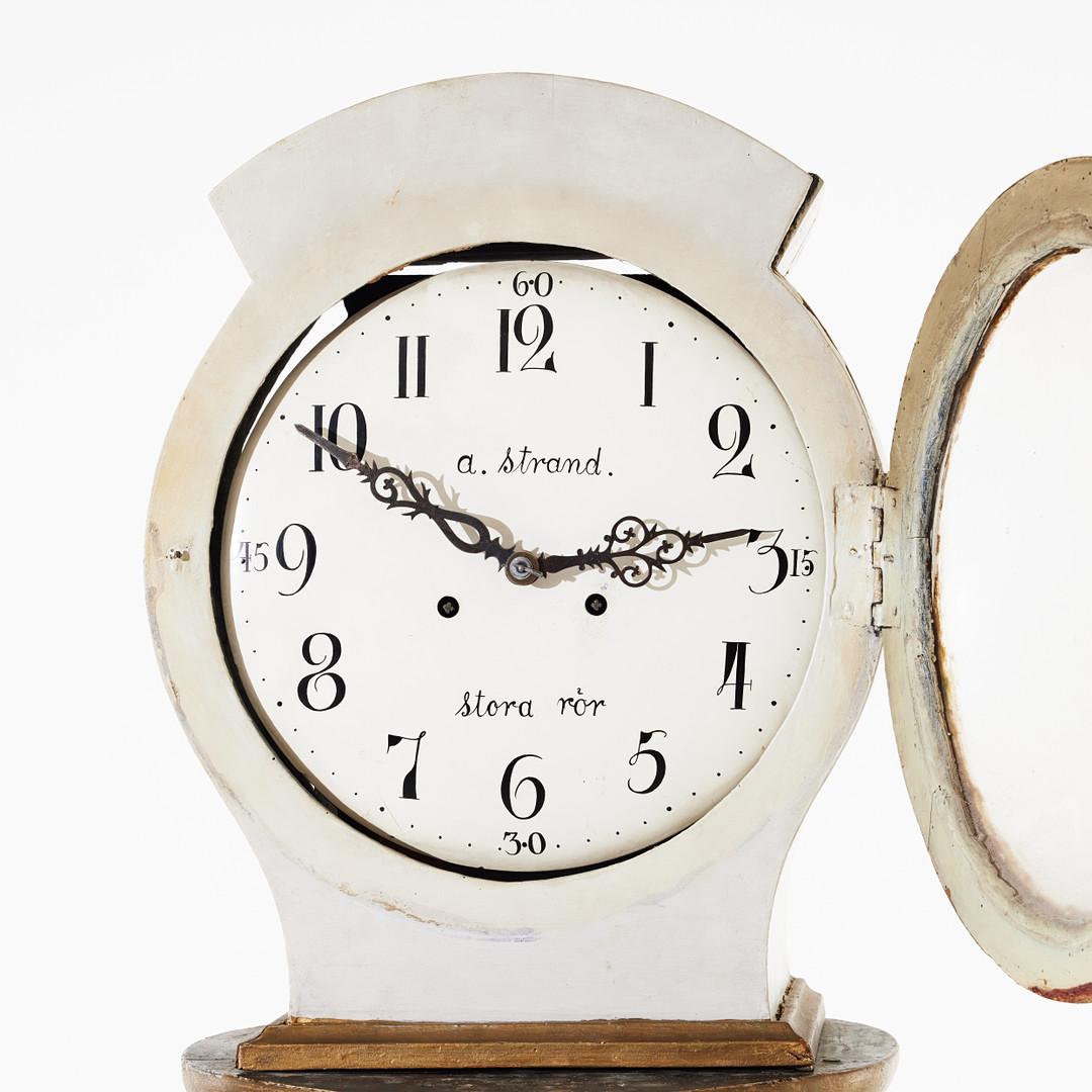 Schwedische antike Mora-Uhr Weiß frühe 1800er Jahre geschnitzte Sockel Säule Gustavianisch 237 cm (Frühviktorianisch) im Angebot