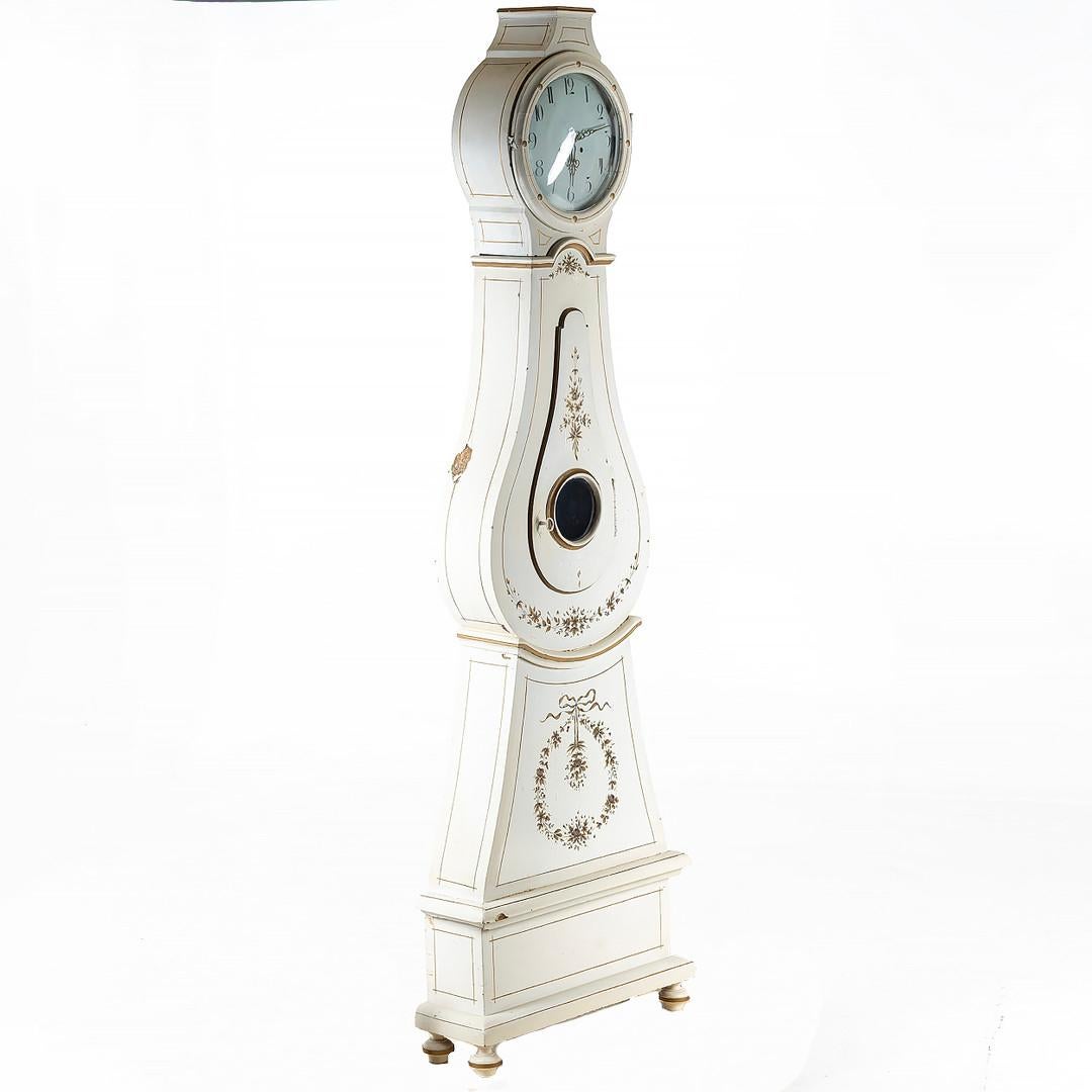 Very decorative early 1800s antique Swedish mora clock with elaborate handpainted detail on the hood and body  in a white paint finish with floral wreaths and flowers

Measures: 218cm.

This original 1800s mora clock has a nice face and a clean
