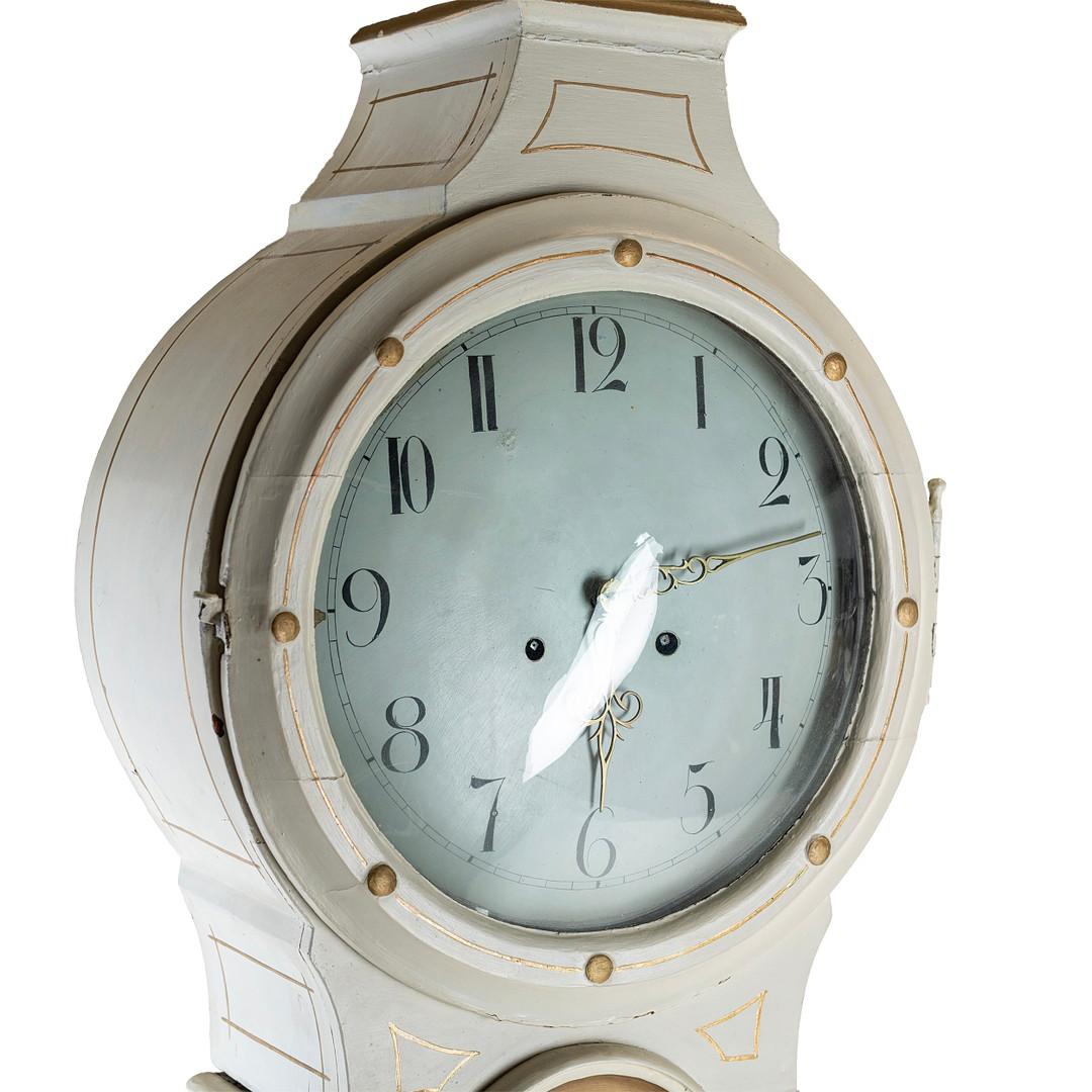 Schwedische antike Mora-Uhr, weiß, frühe 1800er Jahre, geschnitztes Detail 218cm, handbemalt  (Gustavianisch) im Angebot