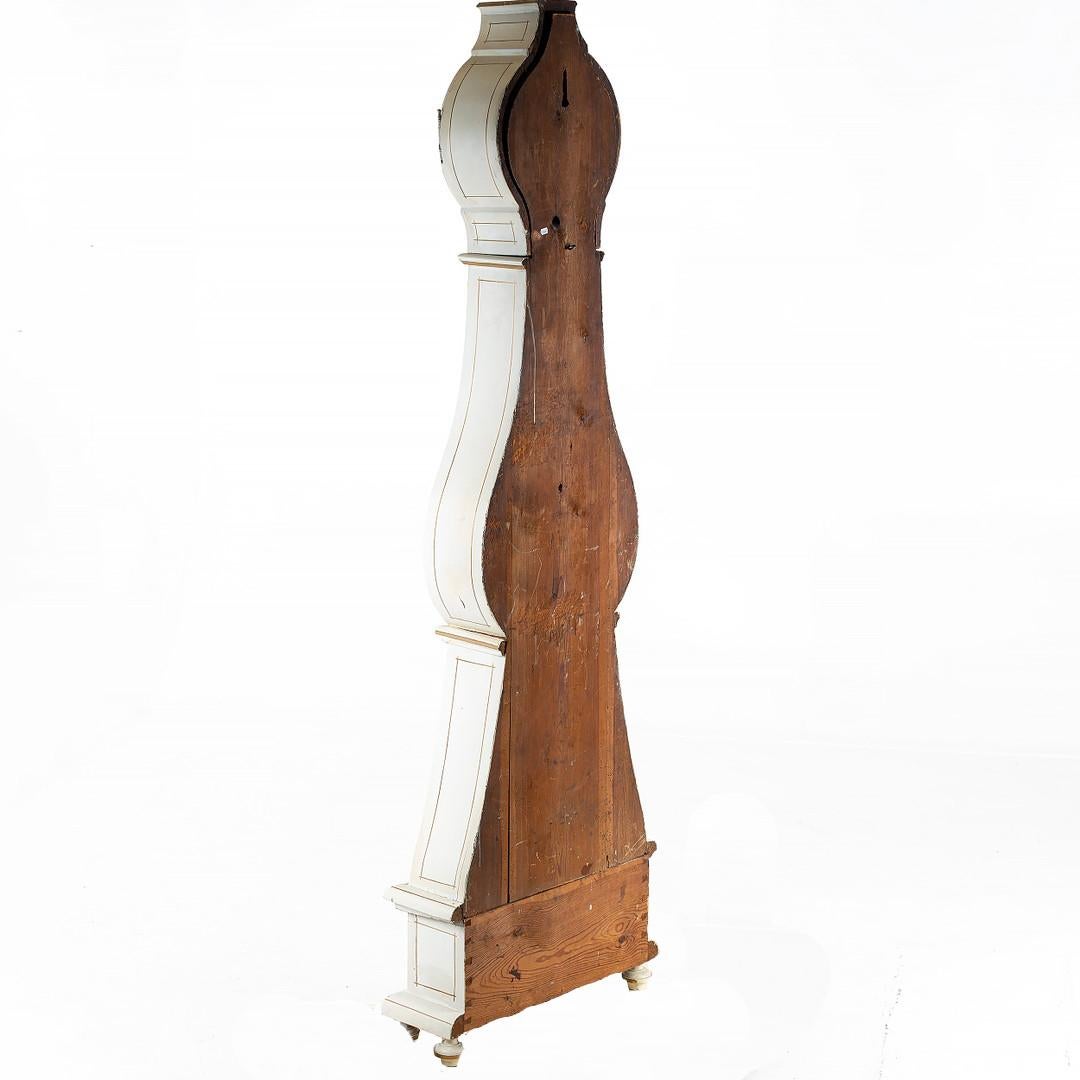 Swedish Antique Mora Clock White Early 1800s Carved Detail 218cm handpainted  In Good Condition For Sale In LONDON, GB