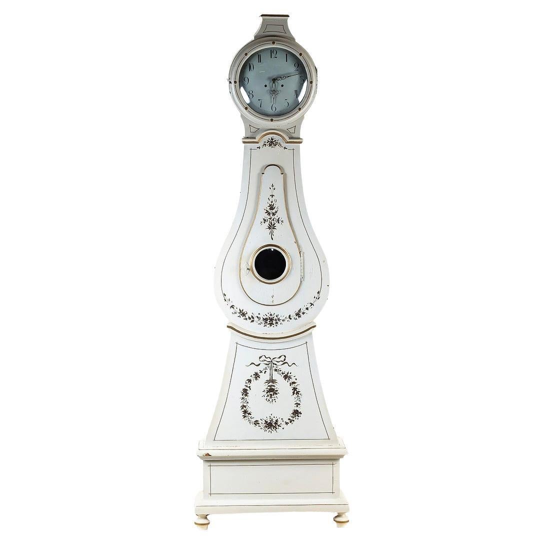 Horloge Mora suédoise ancienne blanche du début des années 1800 avec détails sculptés 218 cm peints à la main 